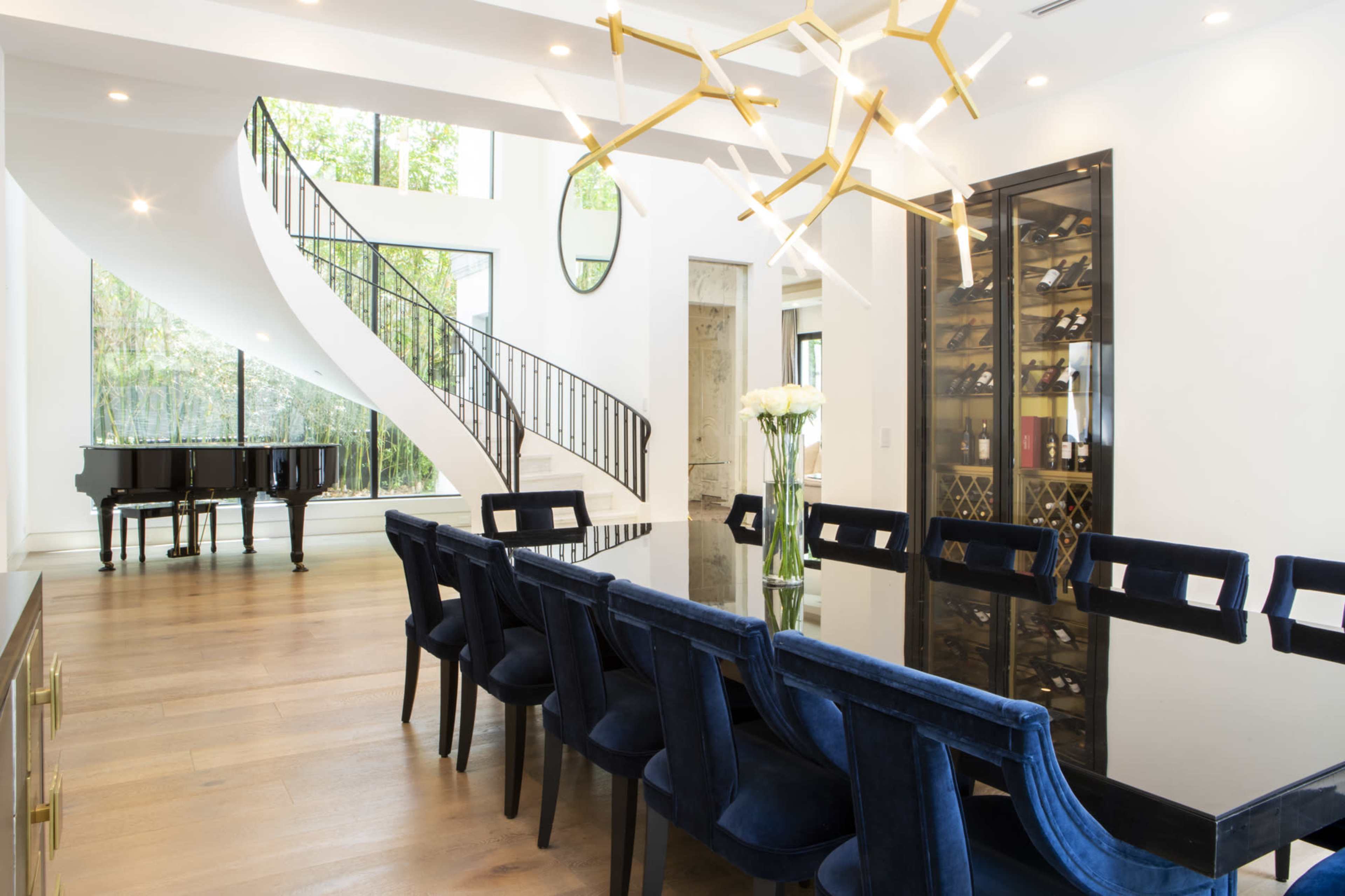 MODERN LUXURY MANSION ESTATE WITH GREAT NATURAL LIGHT Image in Brentwood, Los Angeles, CA