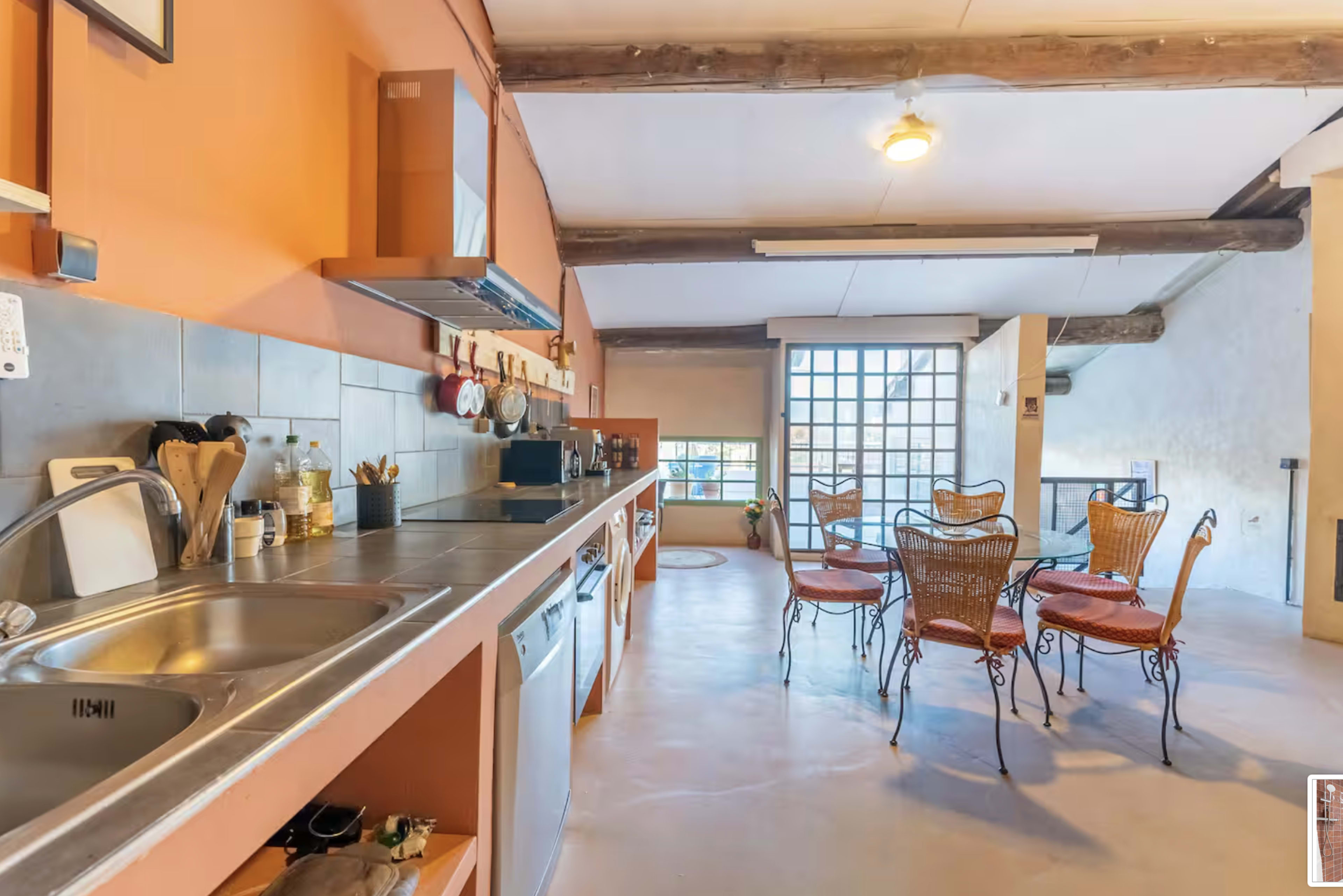 Loft atypique de 150m2 avec 4 chambres et une terrasse extérieure Image in Saint-Louis, Marseille