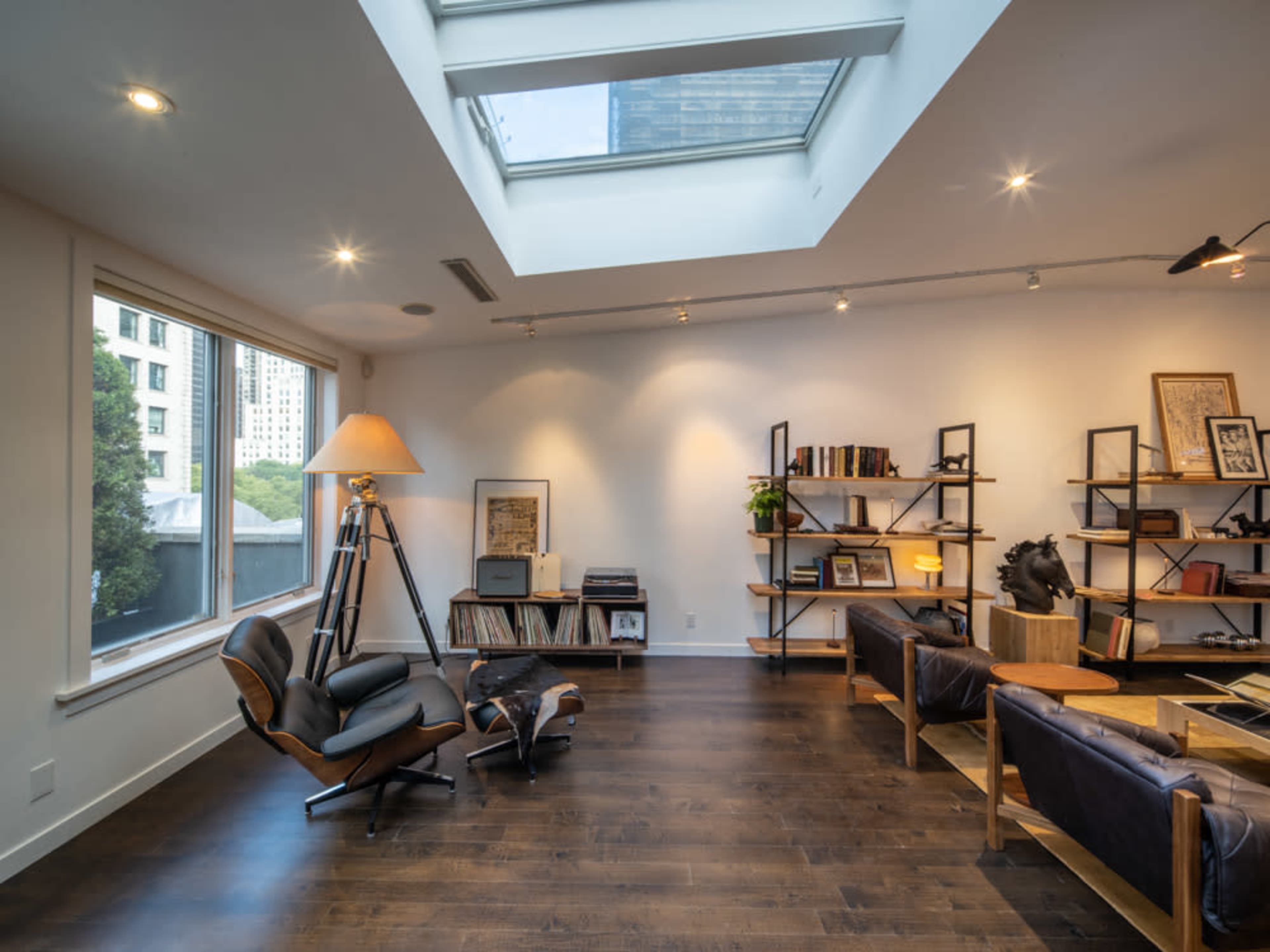 Quiet, Natural Daylight Penthouse for Filmed Interviews & Content Creation Image in Midtown Manhattan, New York, NY