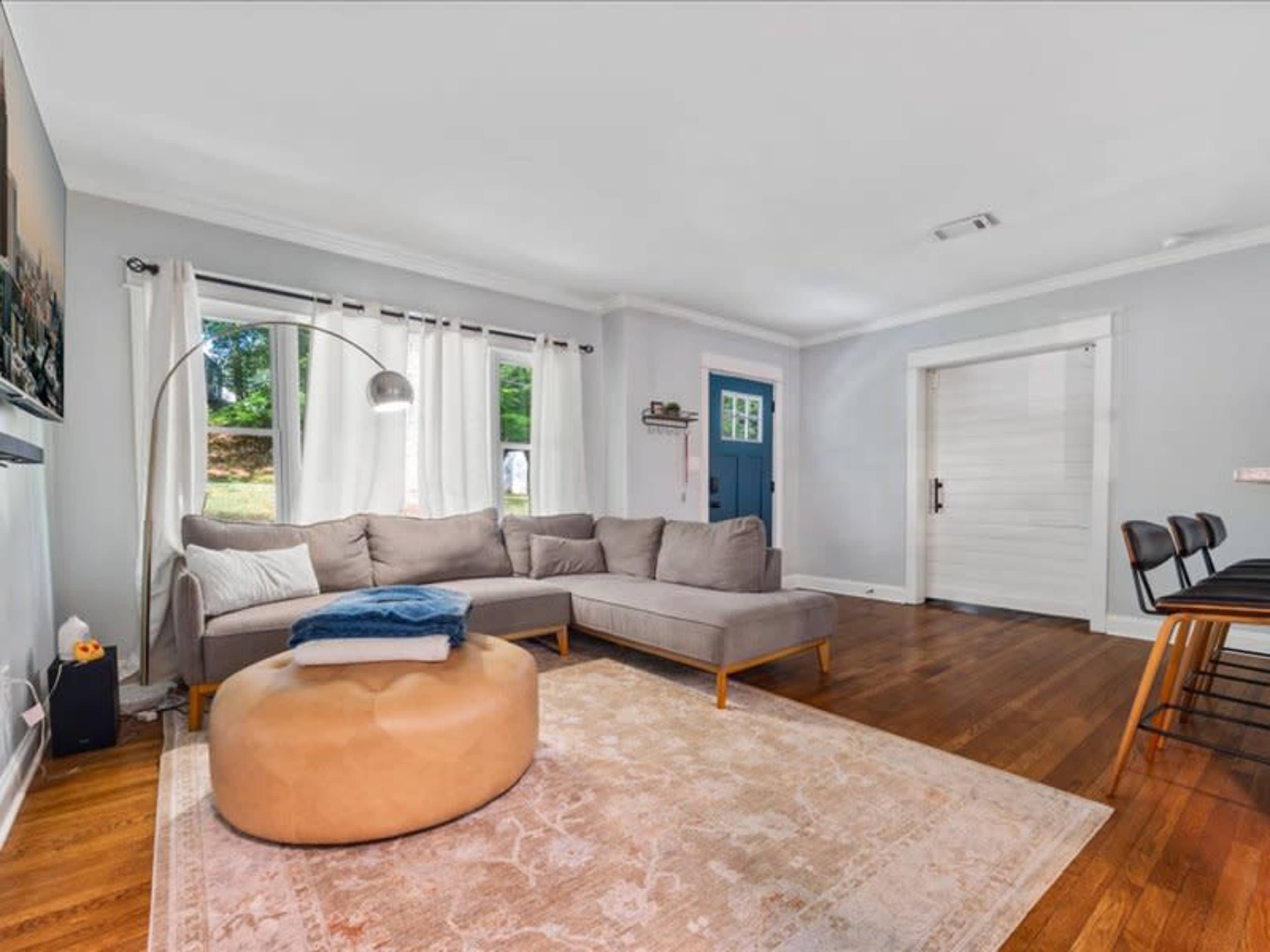 Chic Ranch-Style Retreat Image in Cascade Road, Atlanta, GA