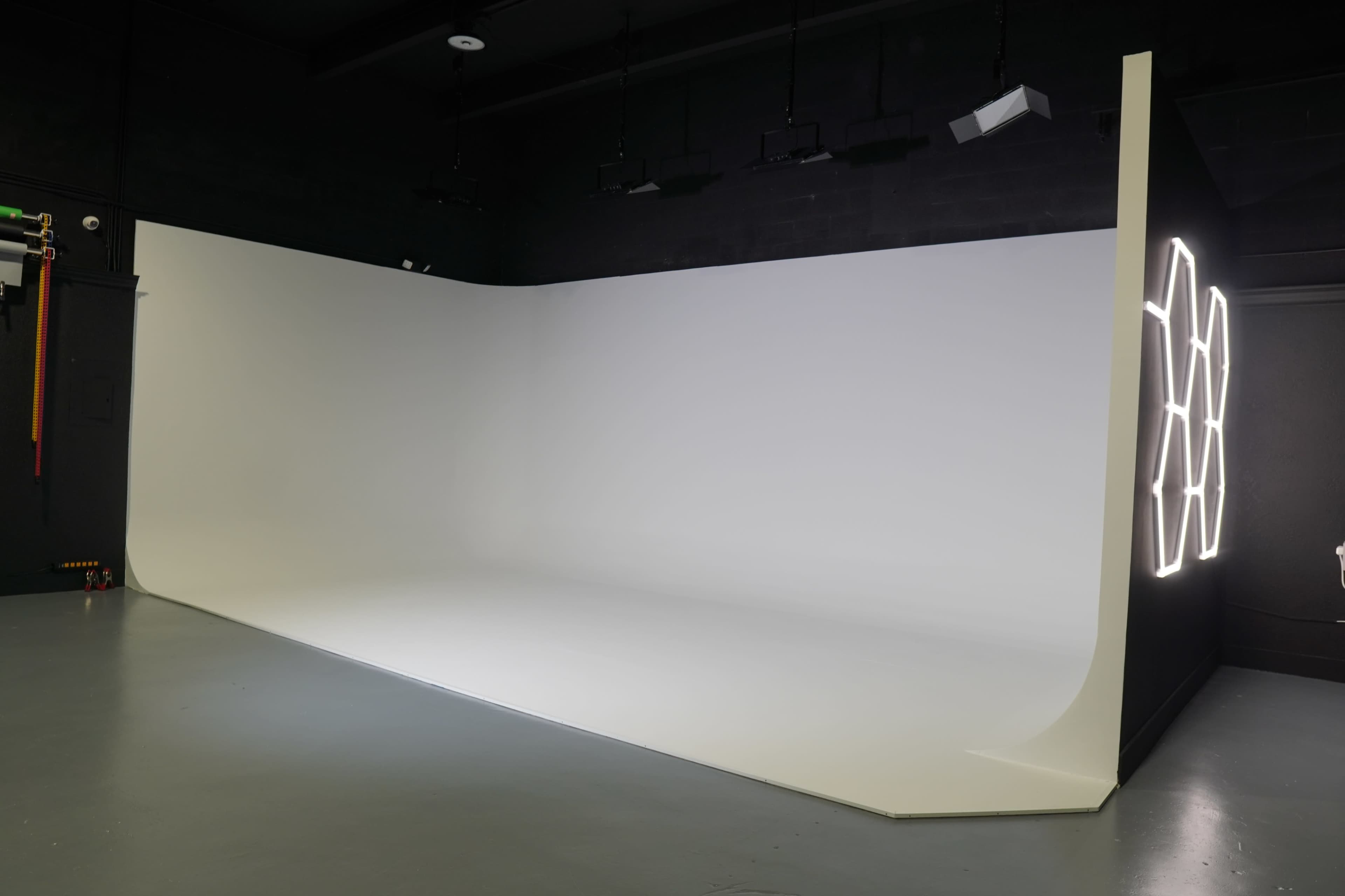 Photo & Video Studio with Cyc Wall & Seamless Backdrops Image in Hialeah, Hialeah, FL