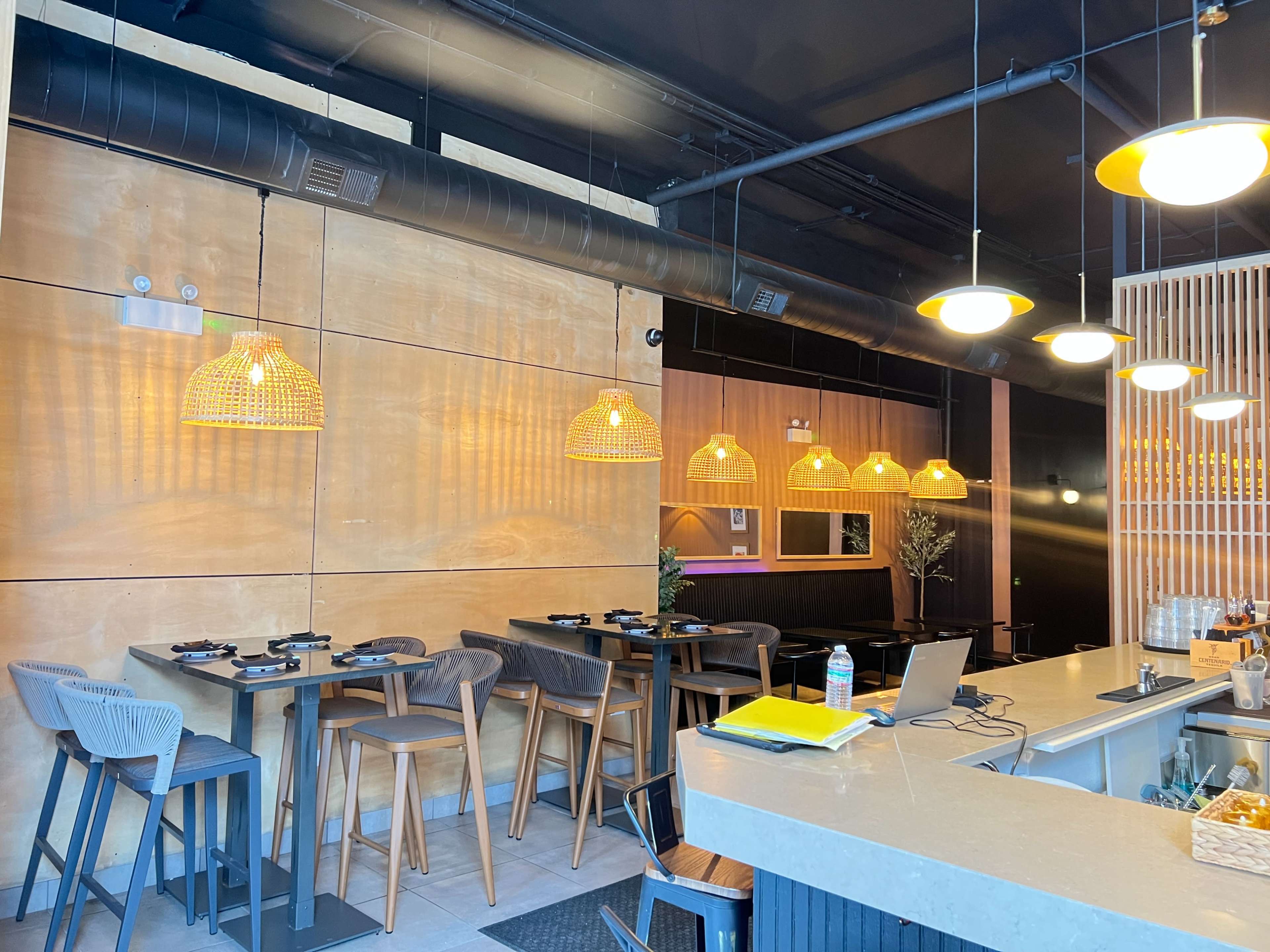 Trendy Bucktown restaurant space with full bar next to Western blueline Image in Logan Square, Chicago, IL