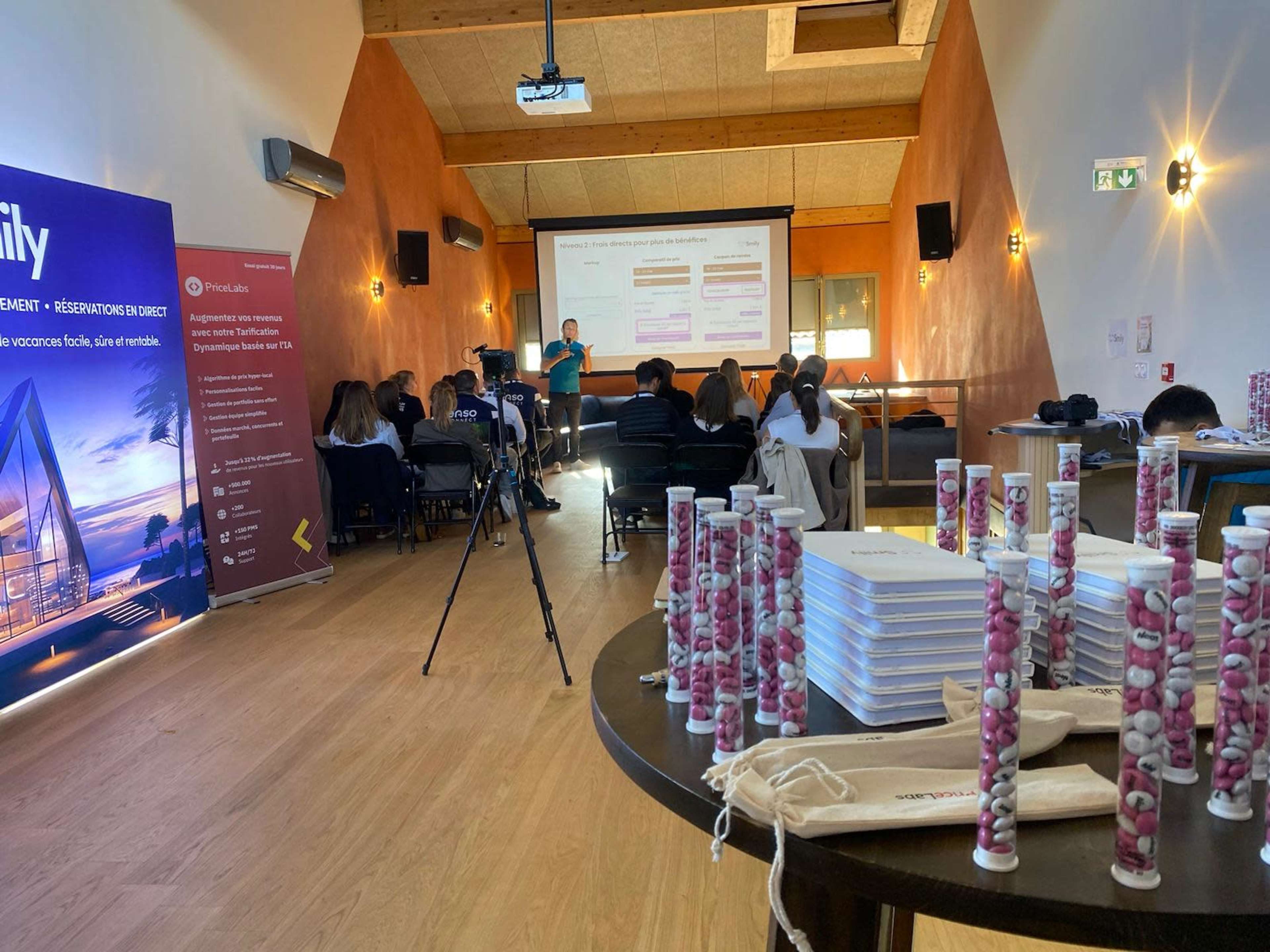 Espace de réunion chaleureux baigné de lumière Image in Gare St Jean, BORDEAUX