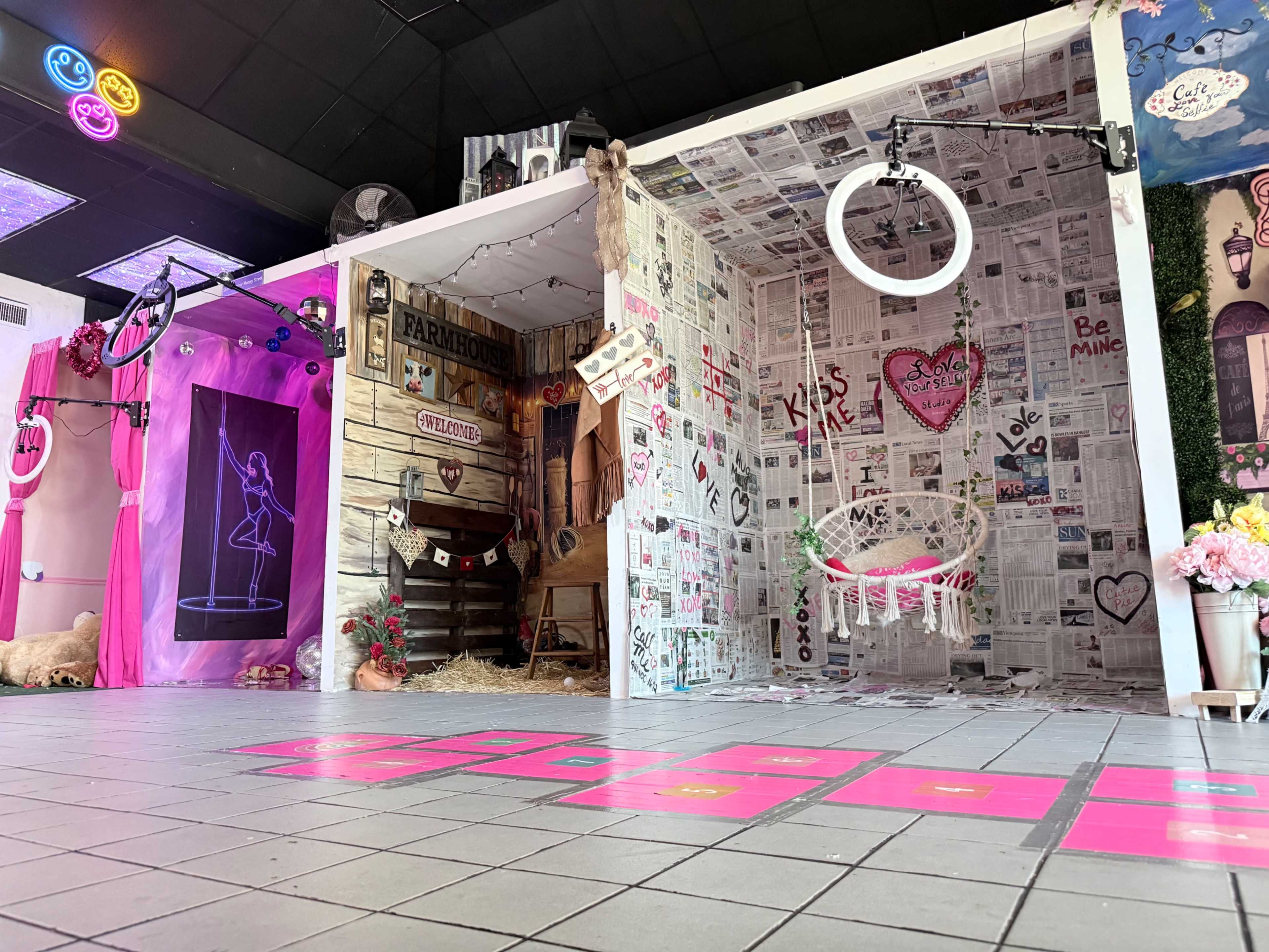 Local Selfie photo studio with 28 different photo sets Image in Port Charlotte, Port Charlotte, FL