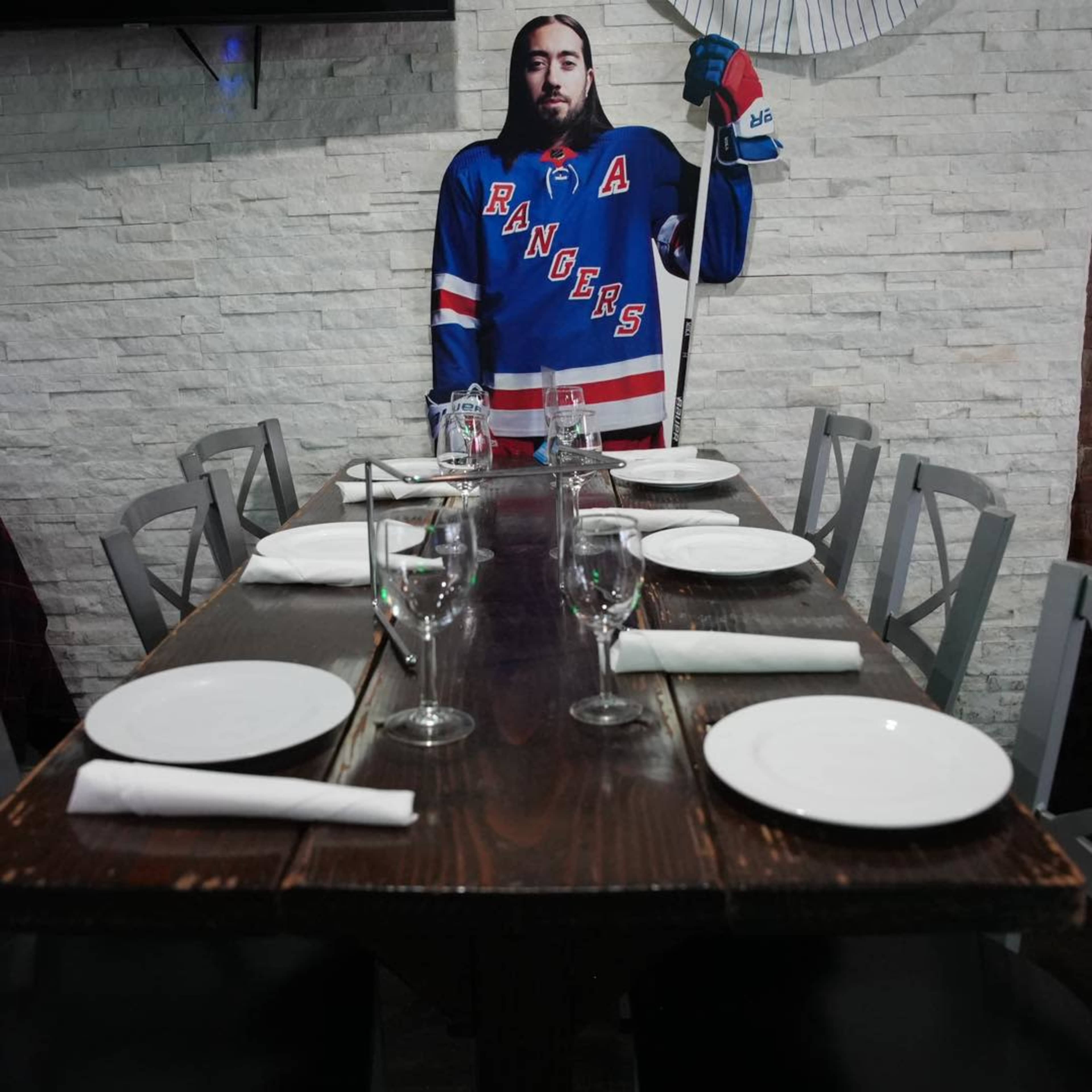 Ralph's Sports Bar & Restaurant Image in Todt Hill, Staten Island, NY