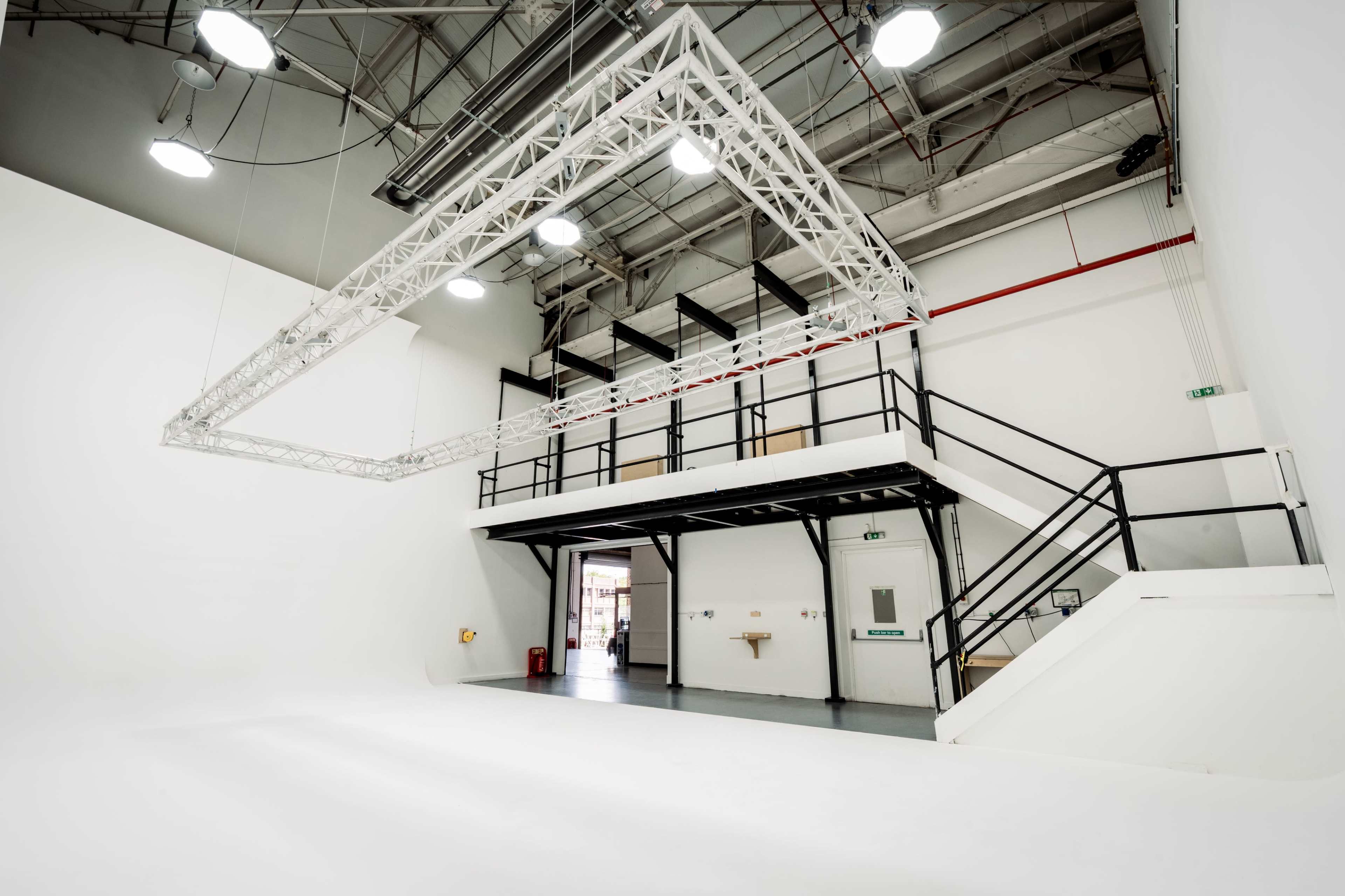 Large White Infinity Cove Studio | Greenwich Image in Greenwich Peninsula, London, ENG
