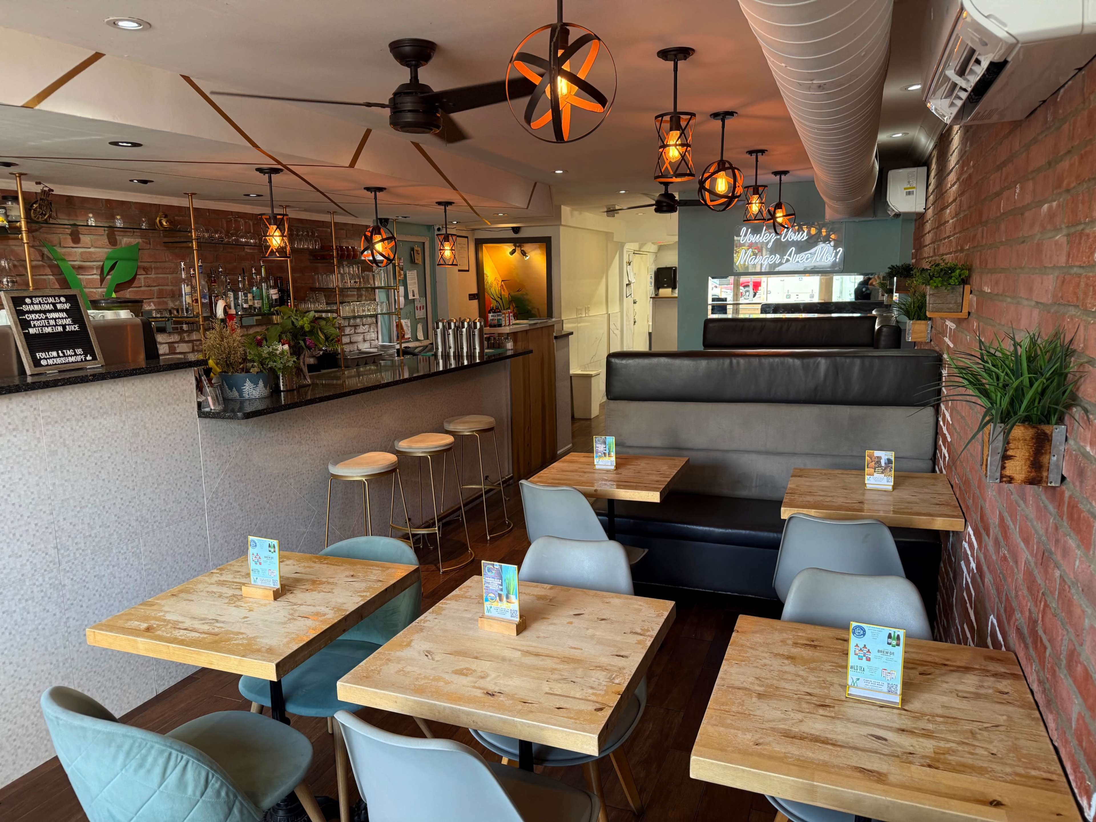 Trendy Lakeshore Restaurant/Cafe with Exposed Brick Image in Port Credit, Mississauga, ON
