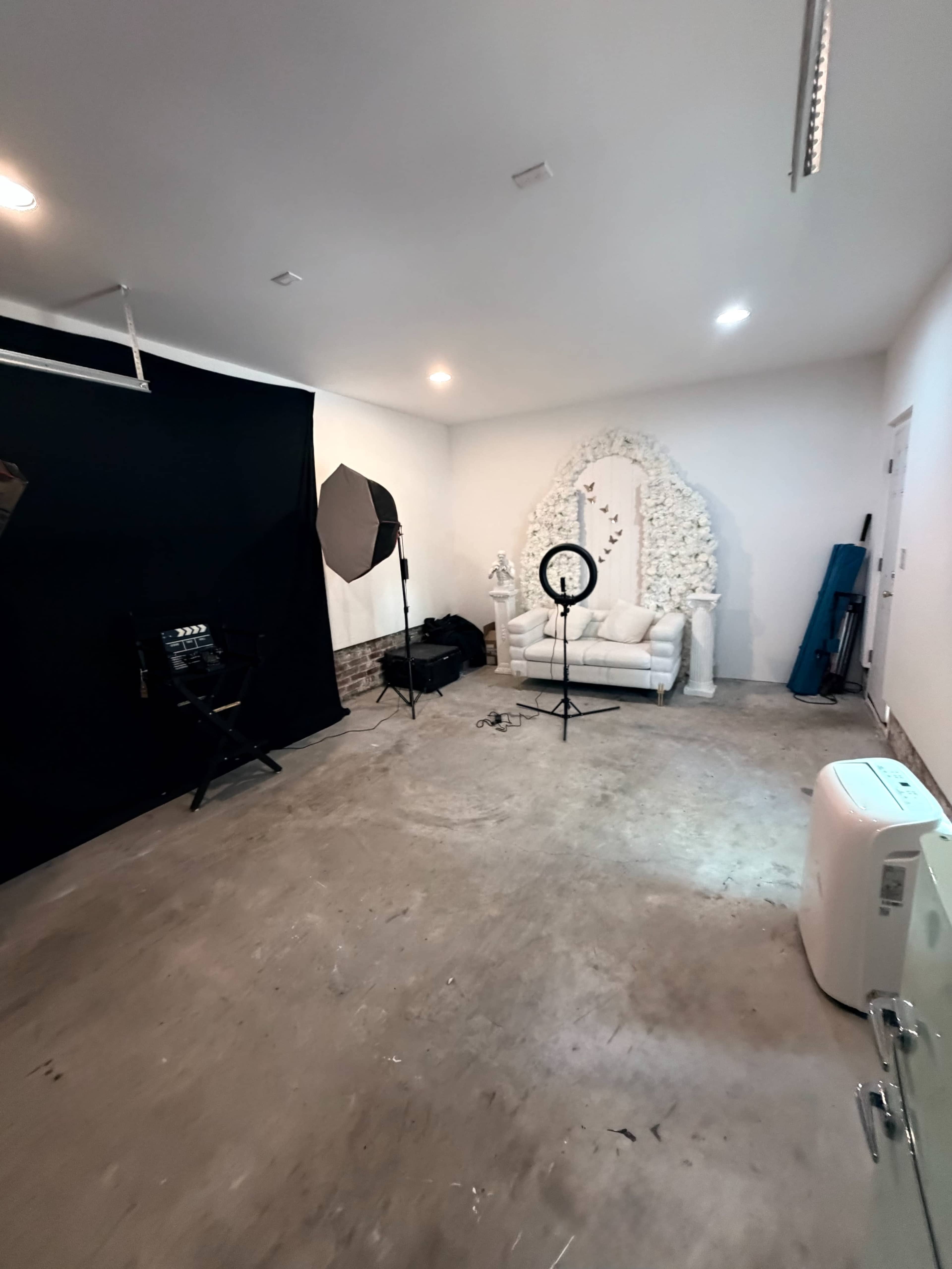 Versatile Photoshoot Studio with Styled Backdrops & Lounge Setups Image in Suitland-Silver Hill, Suitland, MD