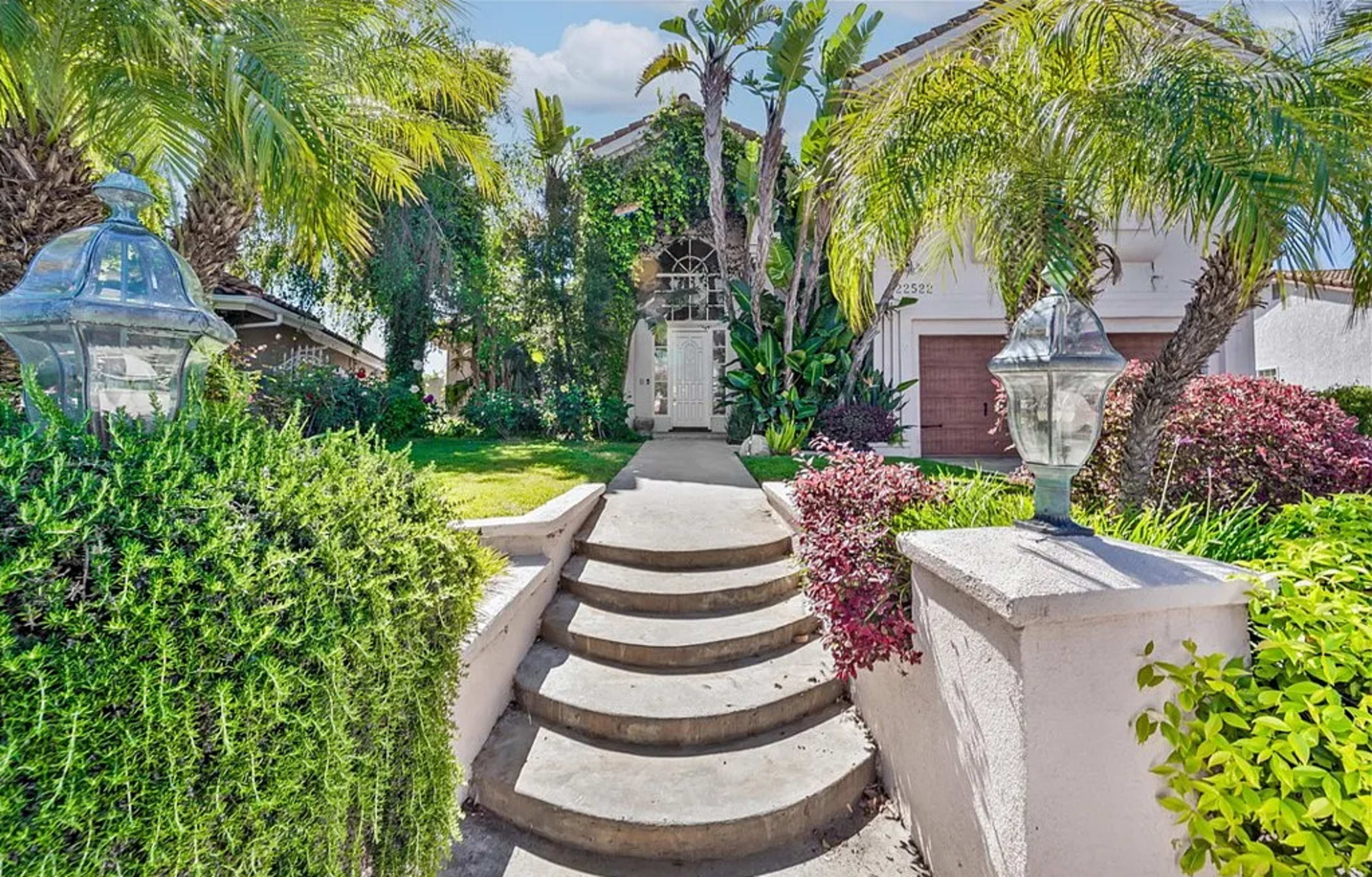 Beautiful home with pool & stunning backyard in Woodlandhills. Image in Woodland Hills, woodlandhills, CA
