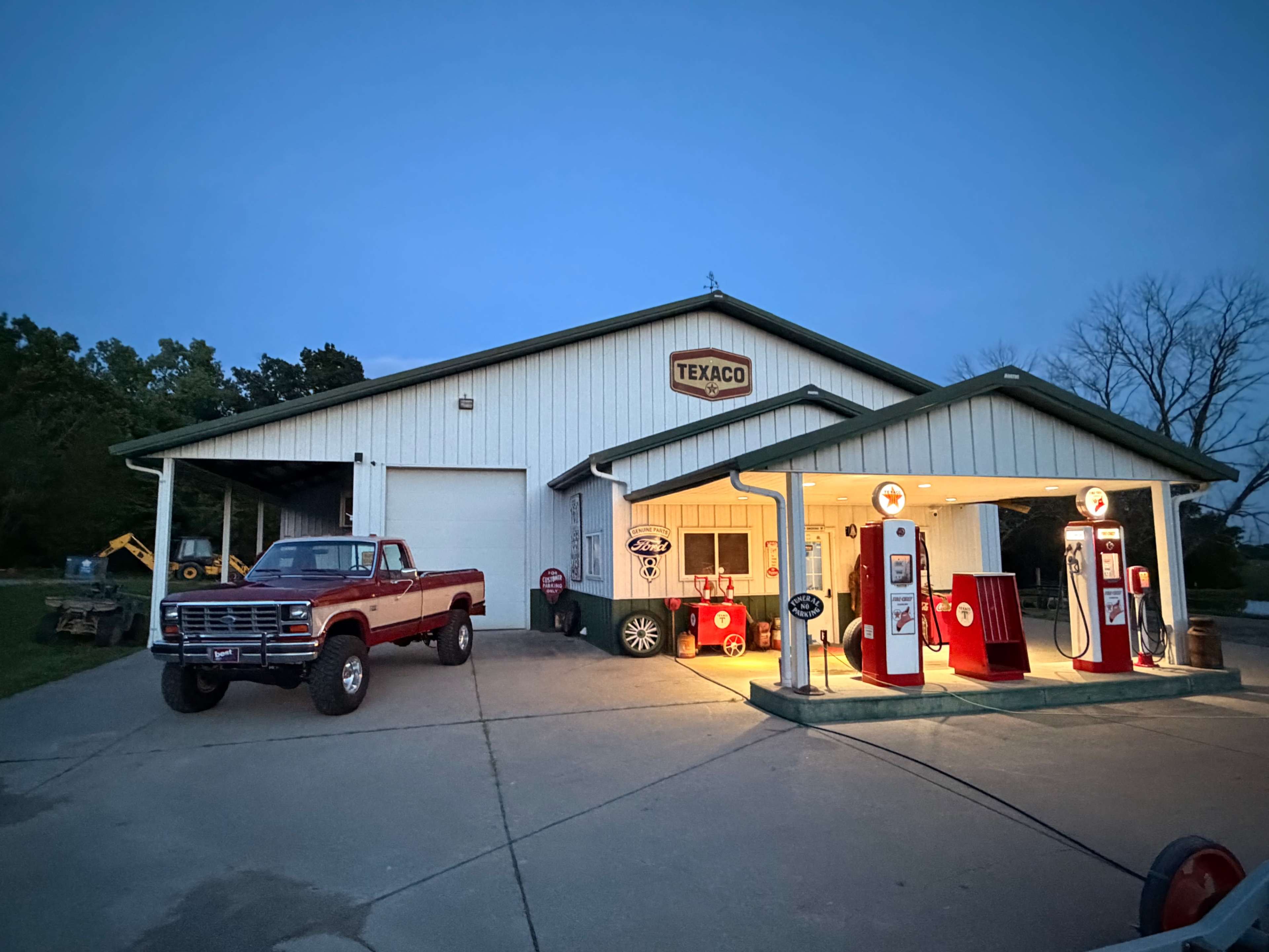 Rural Ranch with Two Houses, Vintage Gas Pumps, and muscle car restoration shop and with over 70 Texas Longhorns Image in , Mount Juilet, TN