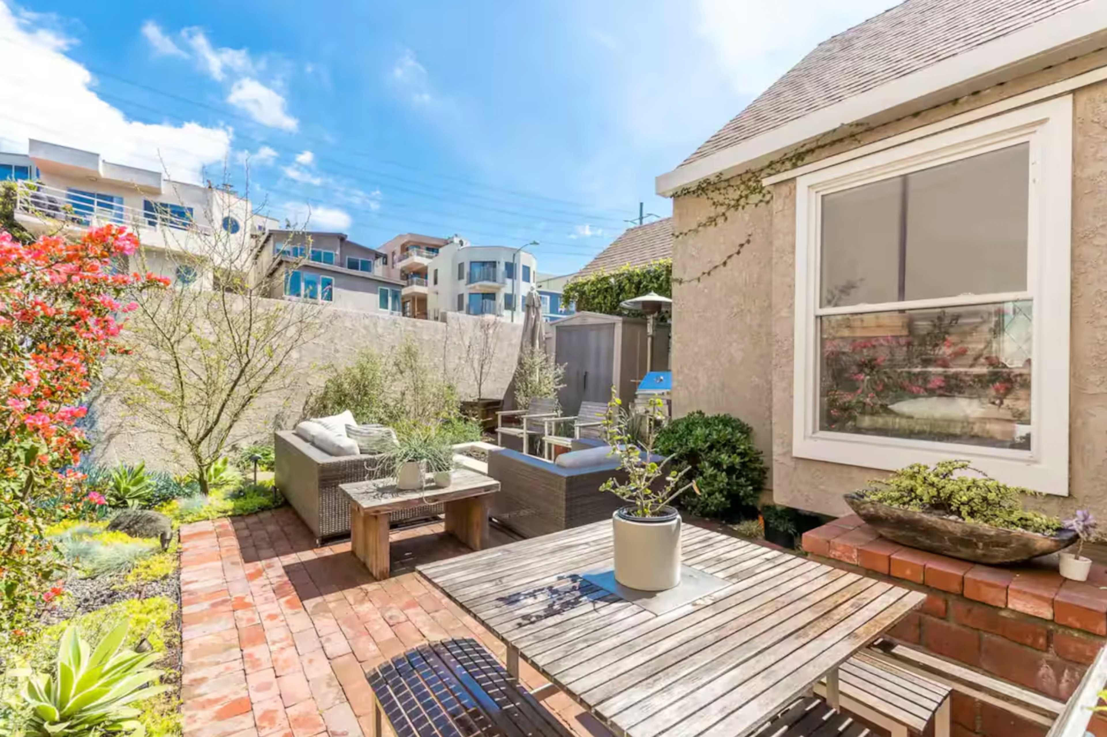 Sun-lit 2-Bed Beach Home w/ Vaulted Ceilings & Private Garden — Photo / Video Ready Image in Manhattan Beach, Manhattan Beach, CA