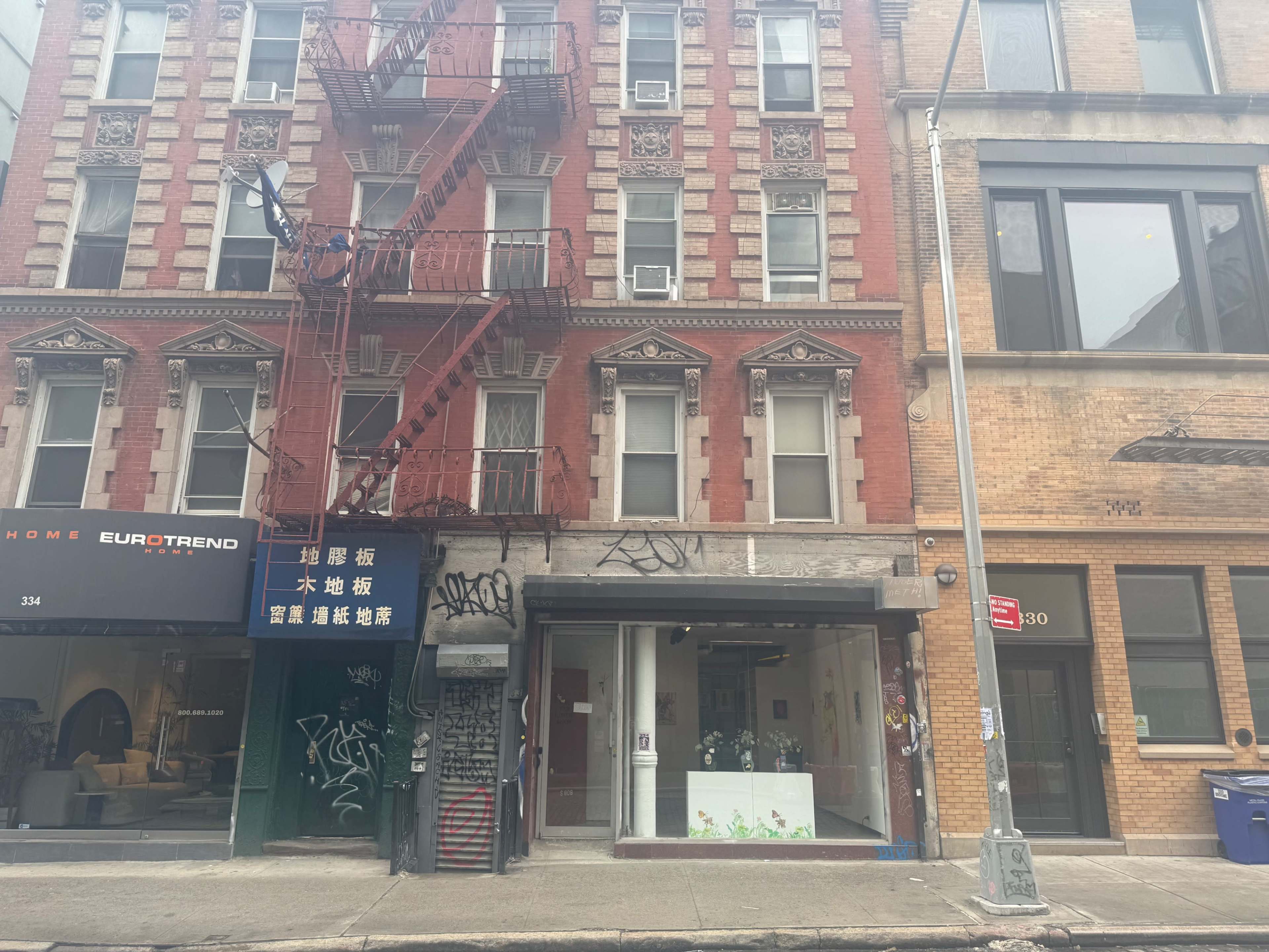 Urban Gallery with Floor Length Storefront Window Image in Bowery, New York, NY
