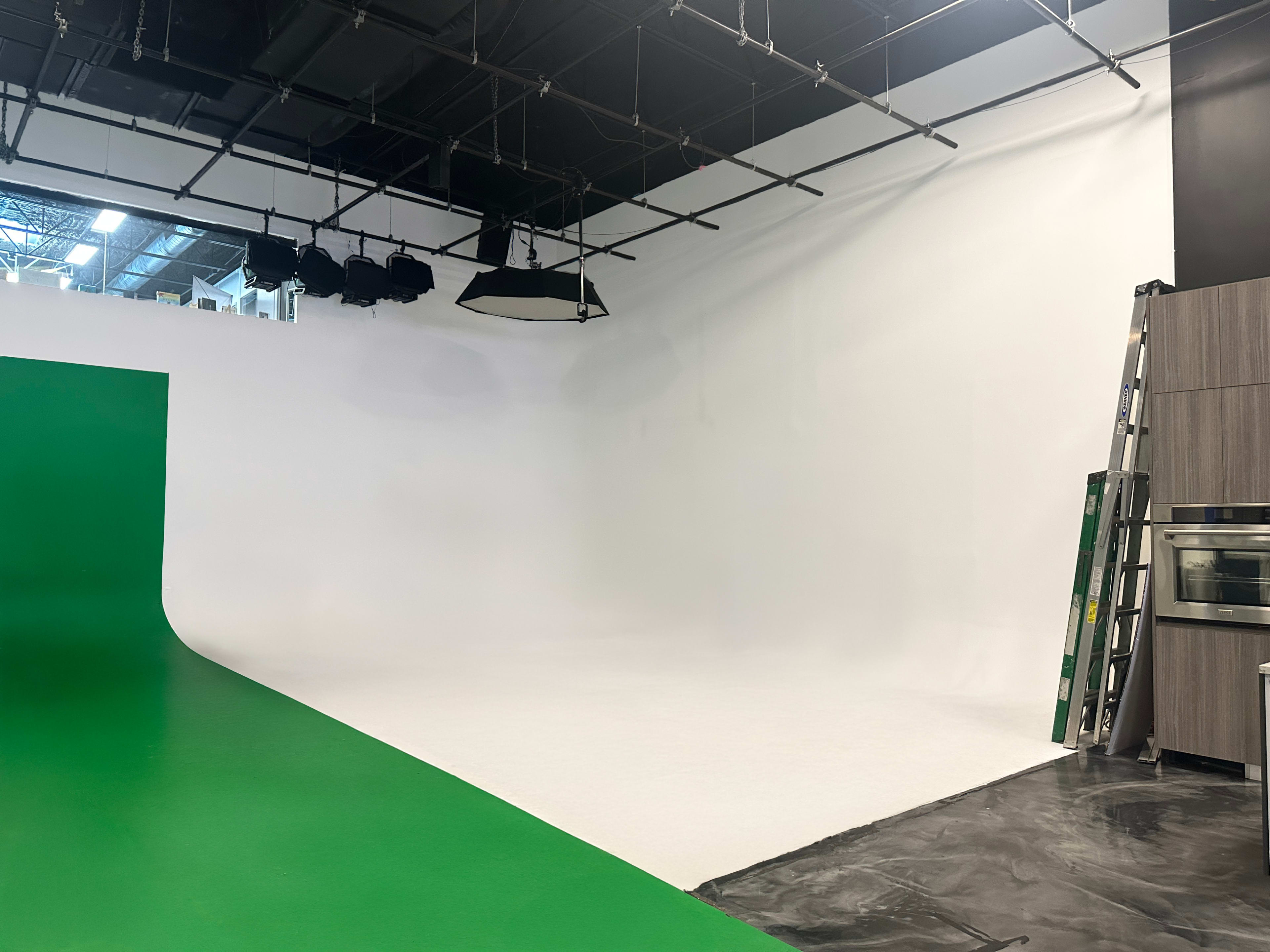 White & Green Cyc Wall Studio with Green Room & Hair & Makeup Suite in Deerfield Beach, FL Image in Deerfield Beach, Deerfield Beach, FL