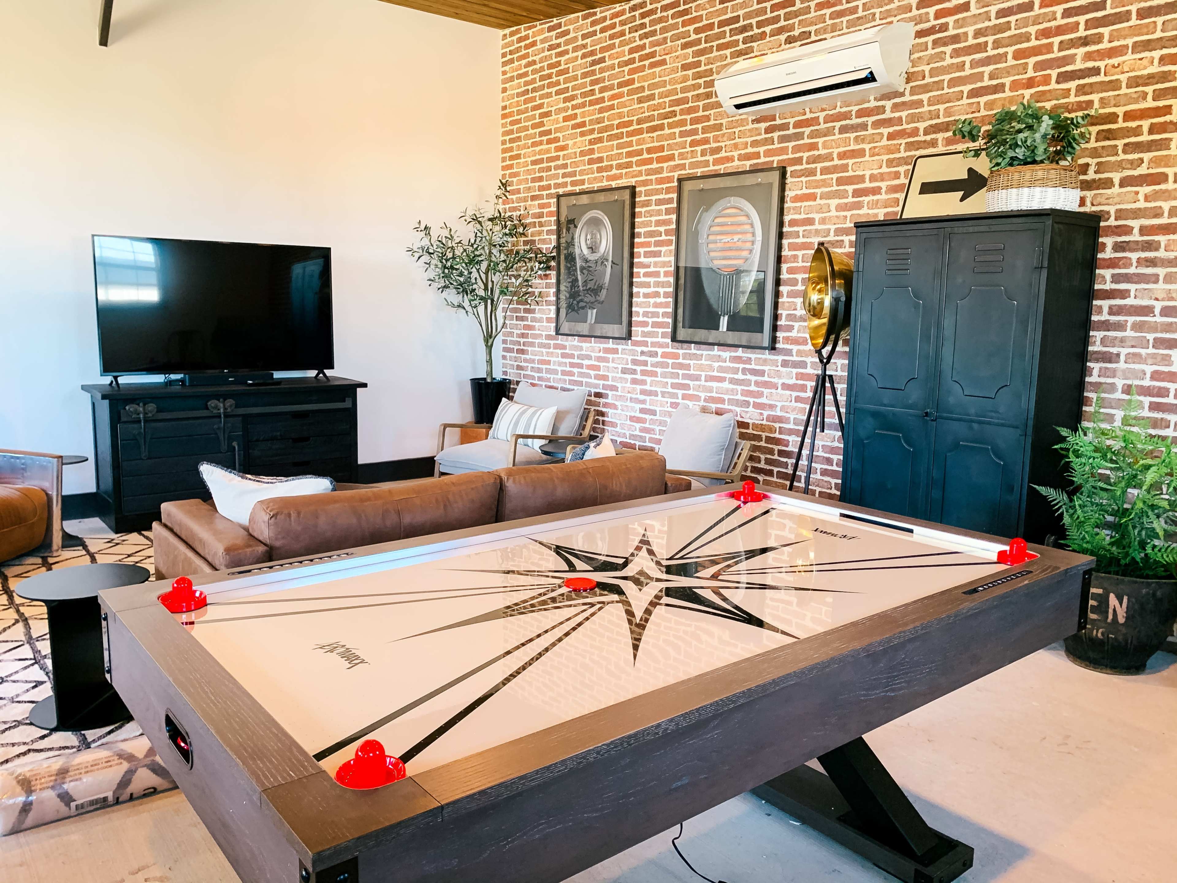 Expansive Industrial-Chic Indoor/Outdoor Venue with Scenic Views Image in , Leonard, TX