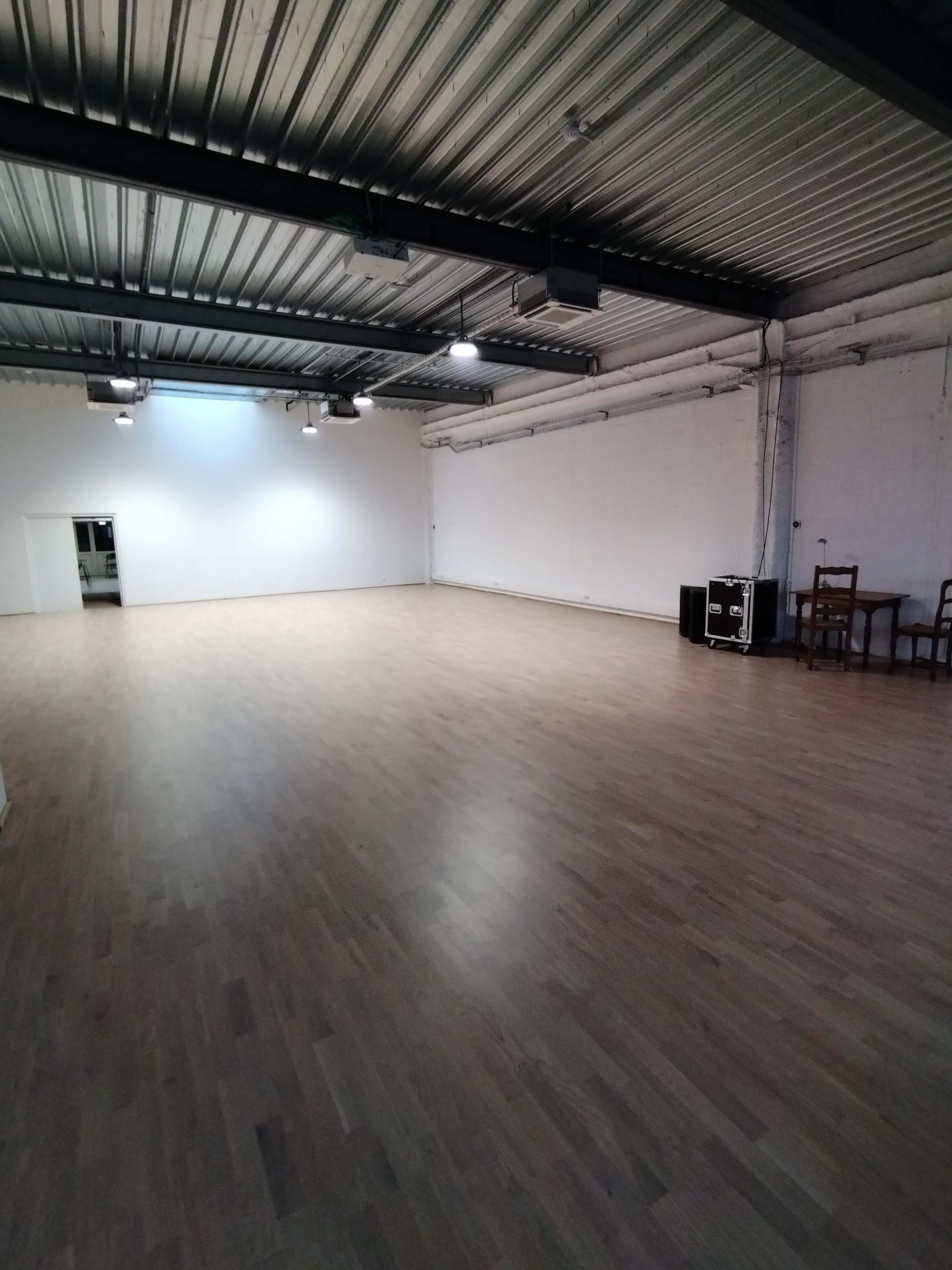 Grand studio de danse lumineux Image dans , Pantin, 