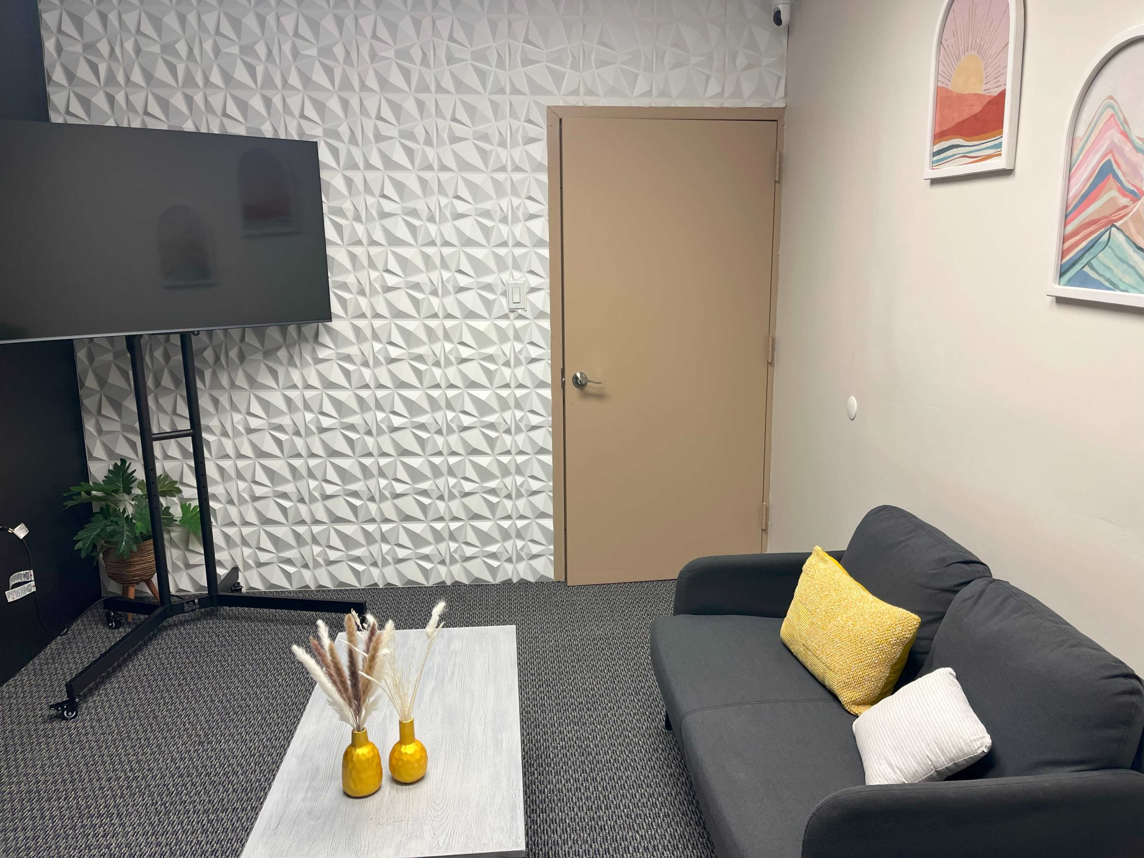 Small Flexible Room for Meetings, Streaming and Music Production Image in Jamaica Estates, Jamaica, NY
