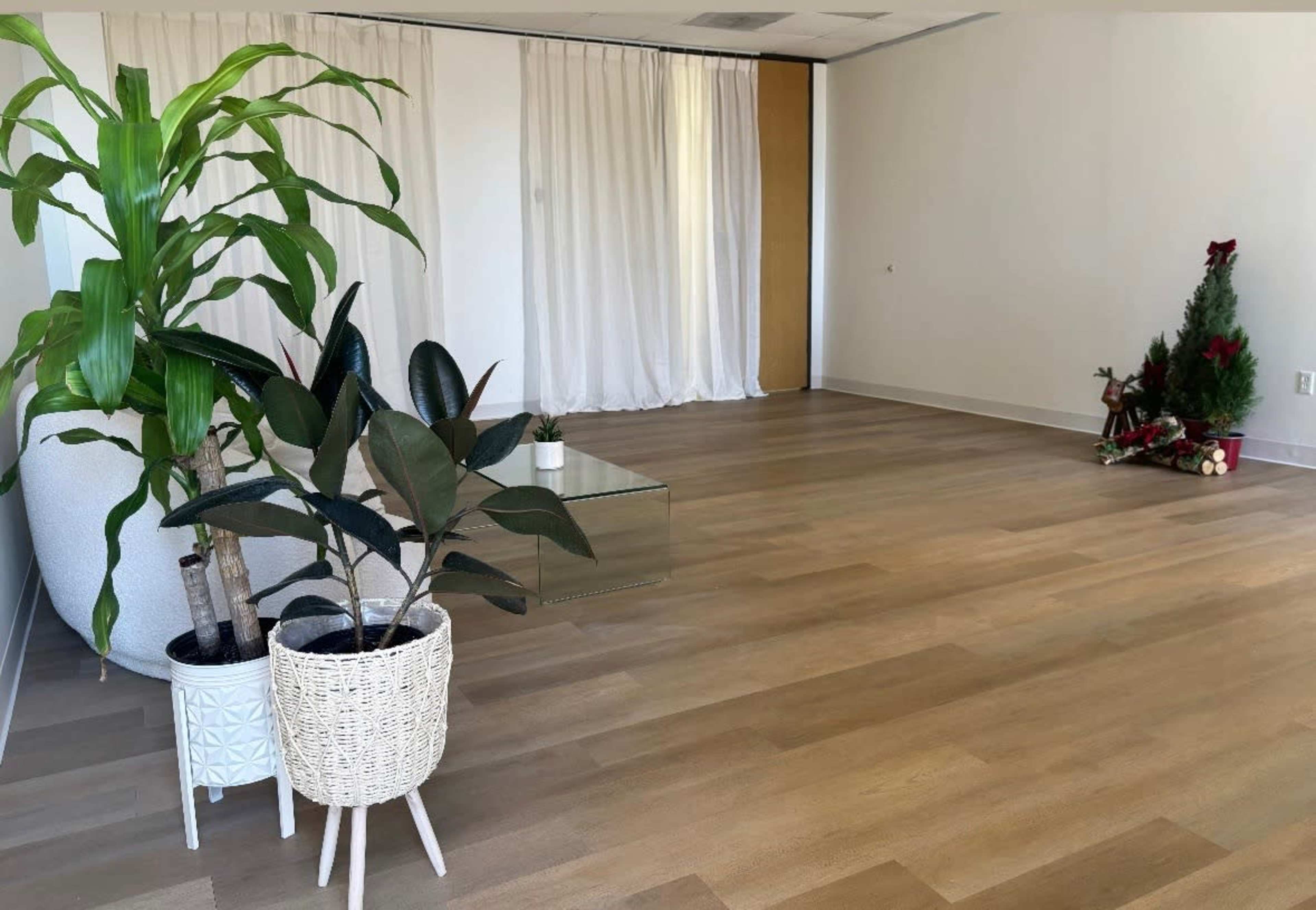 Galleria studio with Natural Lighting Image in Greenway / Upper Kirby Area, Houston, TX