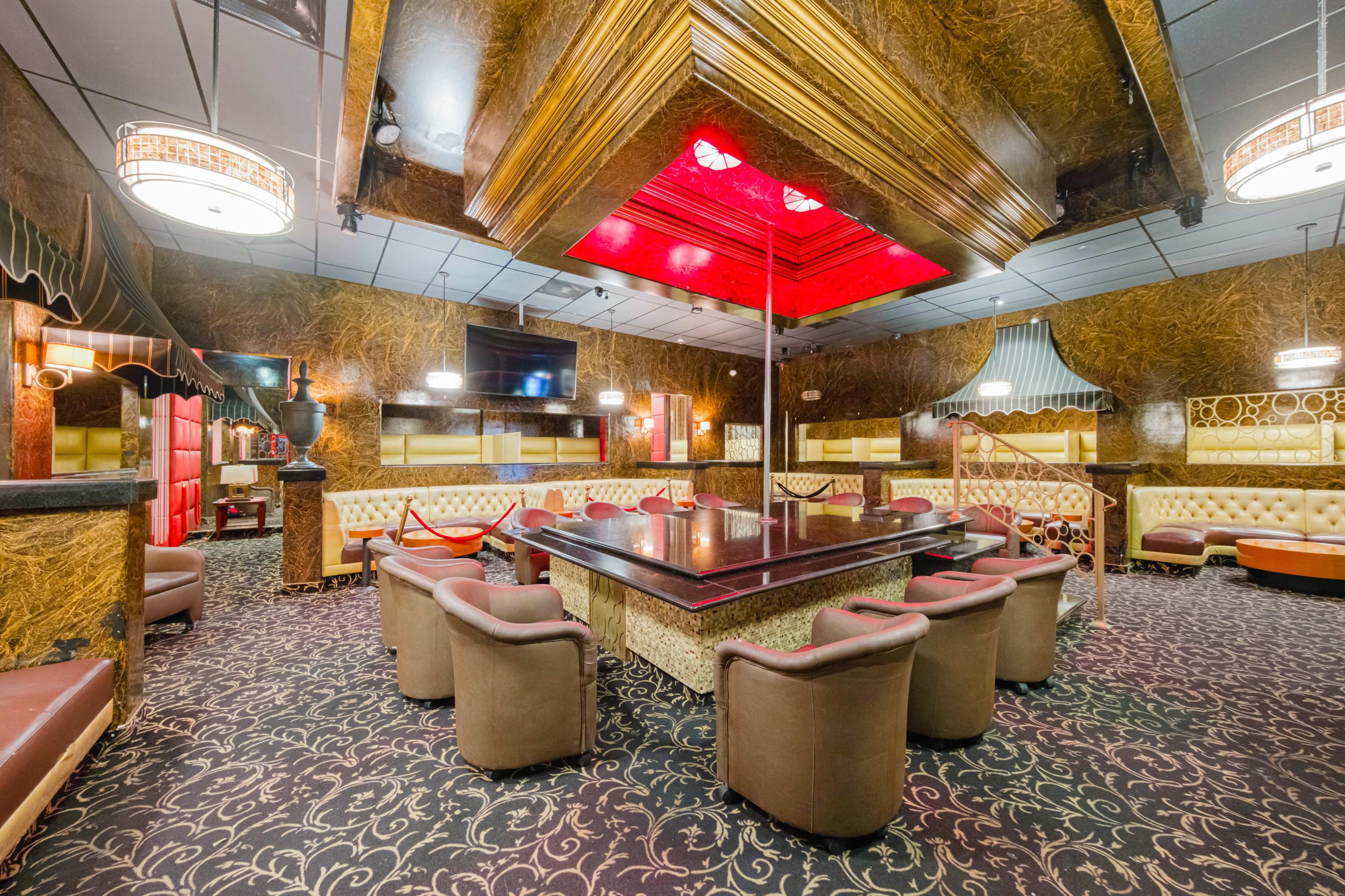 LUXURIOUS HIDEAWAY AT THE GOLDEN ROOM Image in Van Nuys, Van Nuys, CA