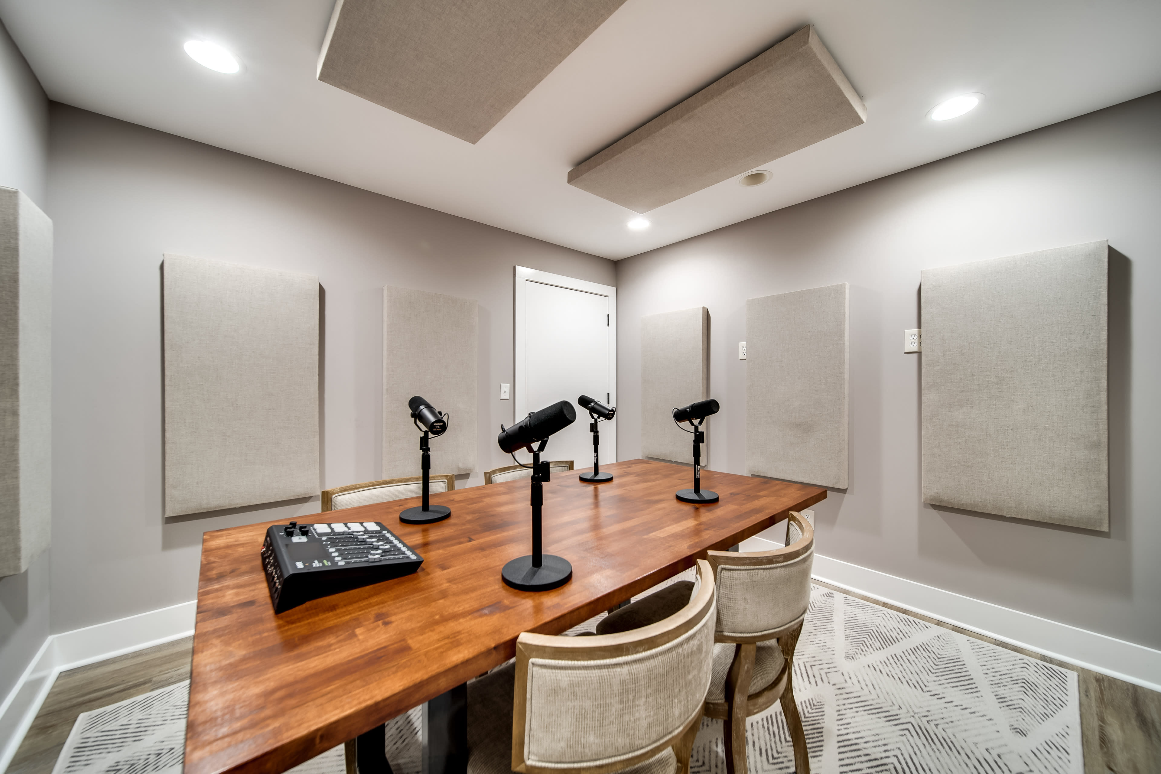 Professional Podcast Studio with High - Quality Equipment, Acoustics and Soundproof Image in Hendersonville, Hendersonville, TN