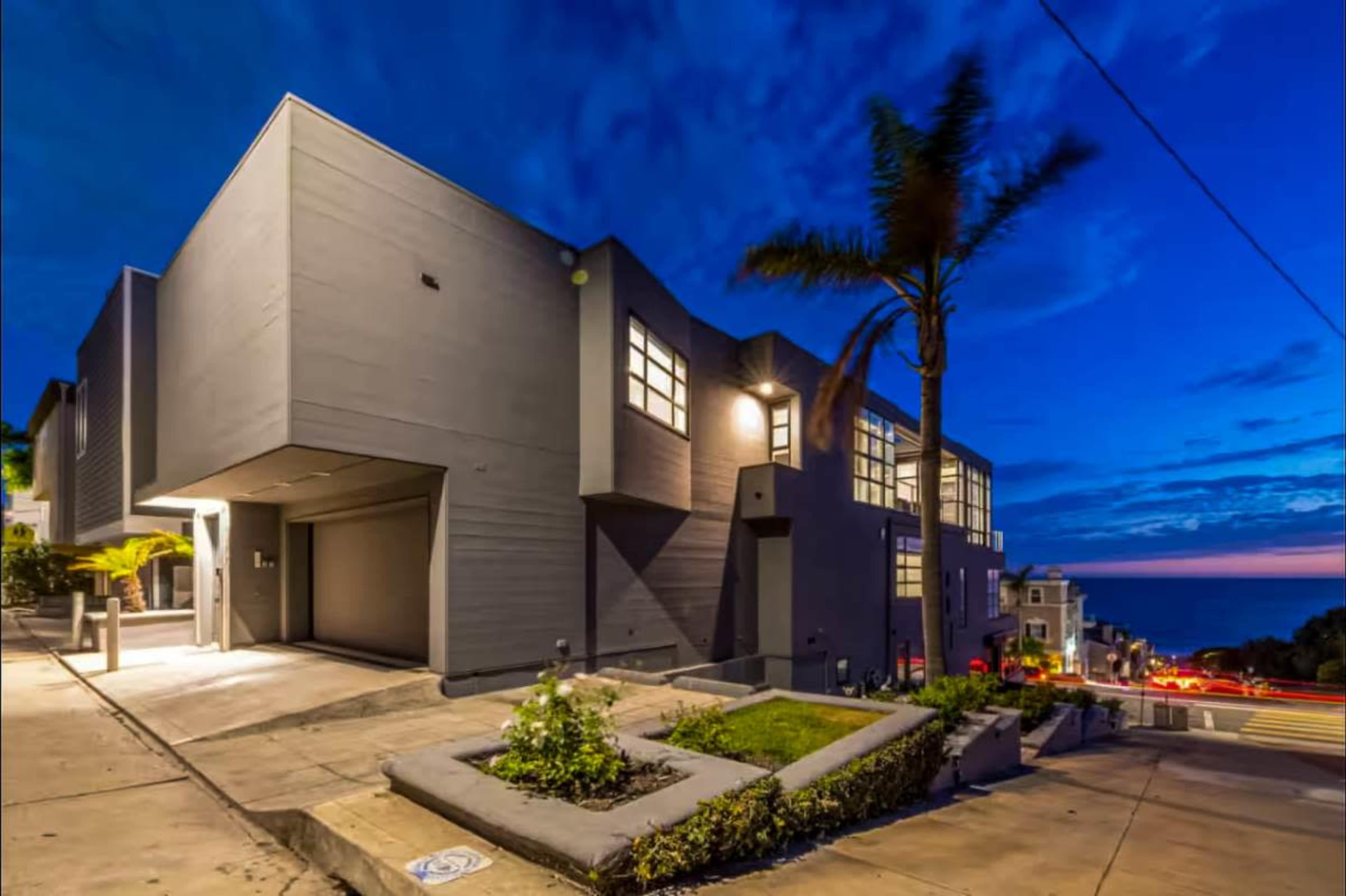 Contemporary House with Warm Light & Flexible Layout — Ideal for Shoots Image in Manhattan Beach, Manhattan Beach, CA