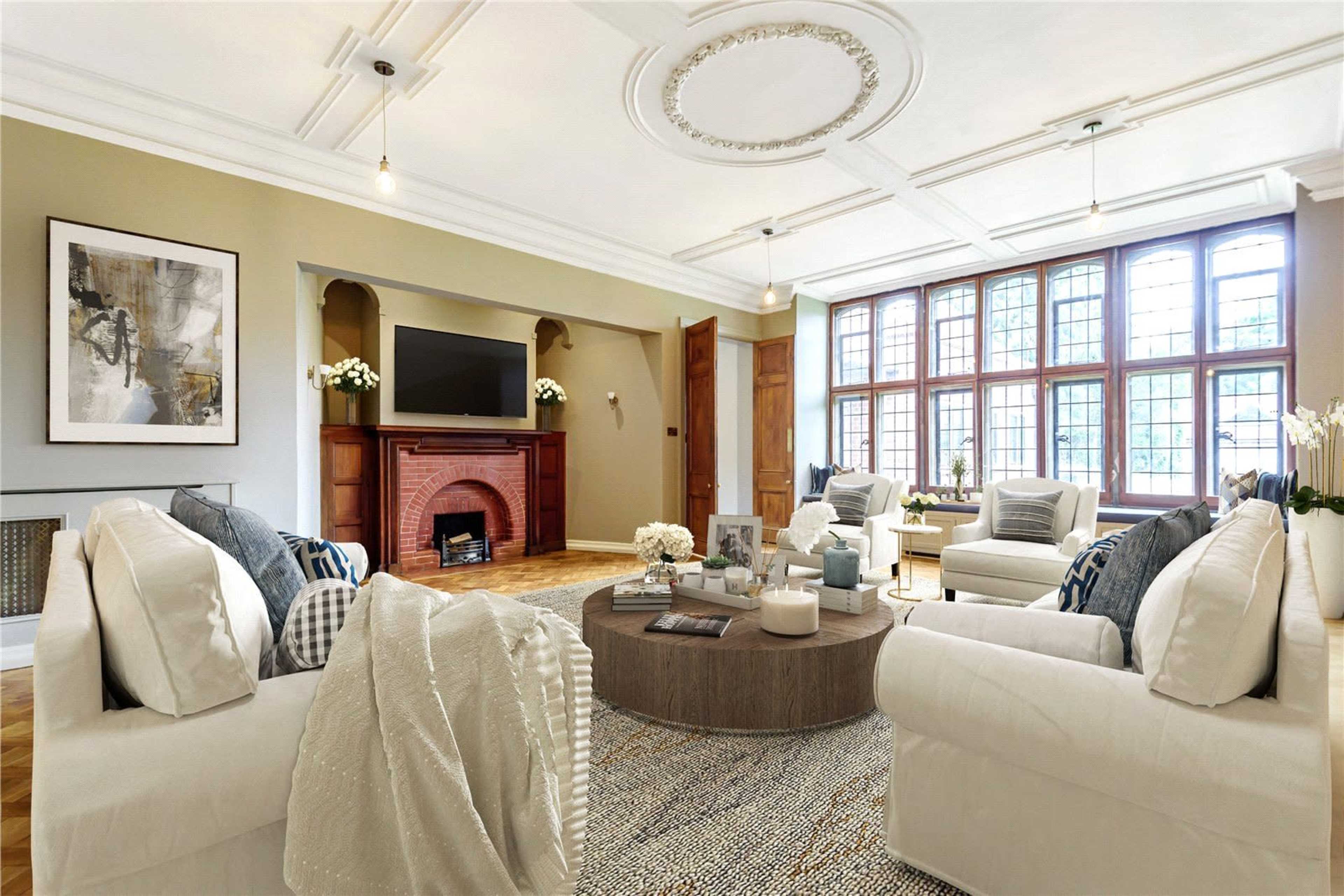 Historic townhouse. Stunning & spacious drawing room. Period features & Beautiful vaulted modern kitchen. Image in Marlow, Marlow, ENG