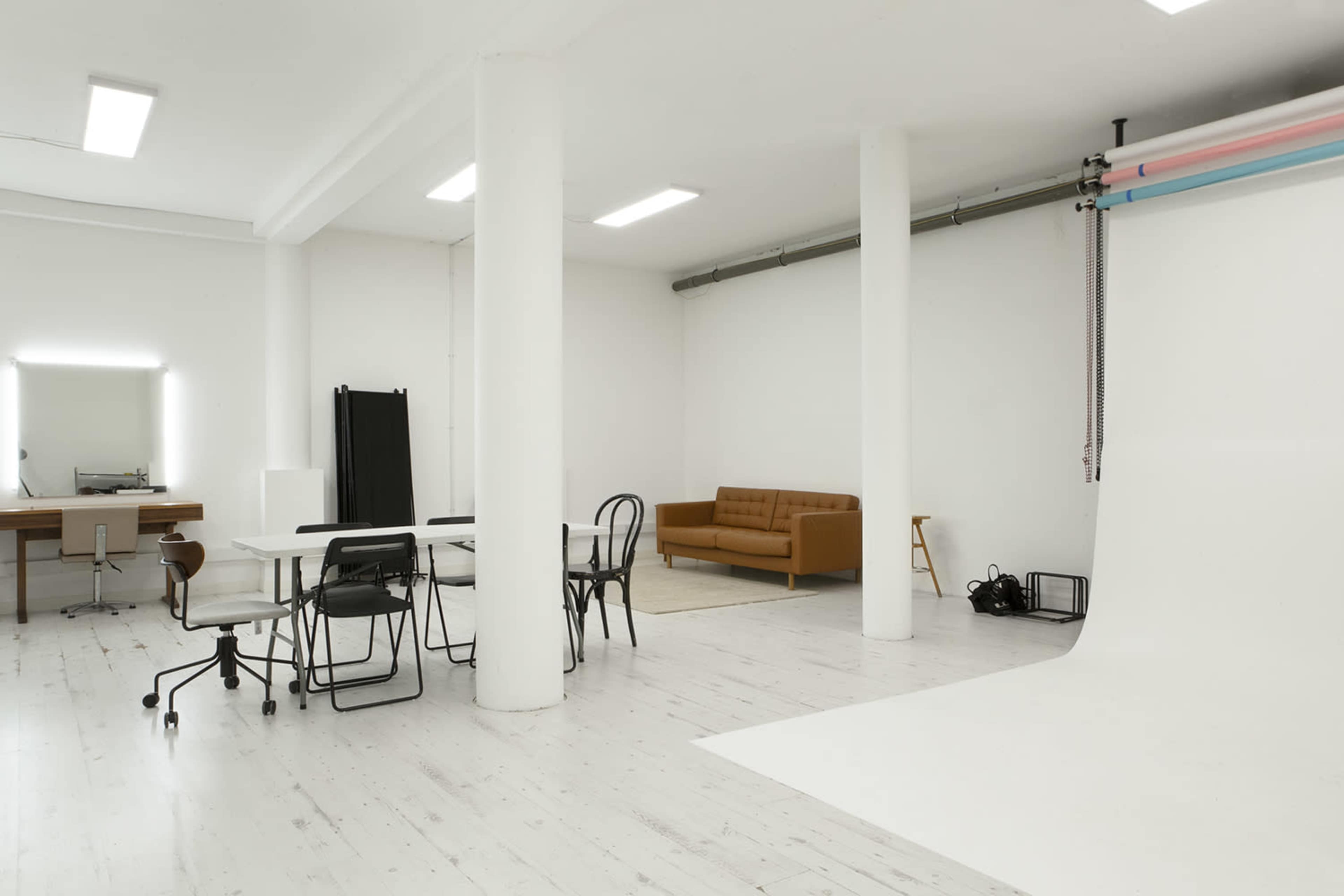 880 sq Ft Studio With White, Black, Grey, Chroma Green and more Colour Backdrops Image in Kentish Town, London, ENG