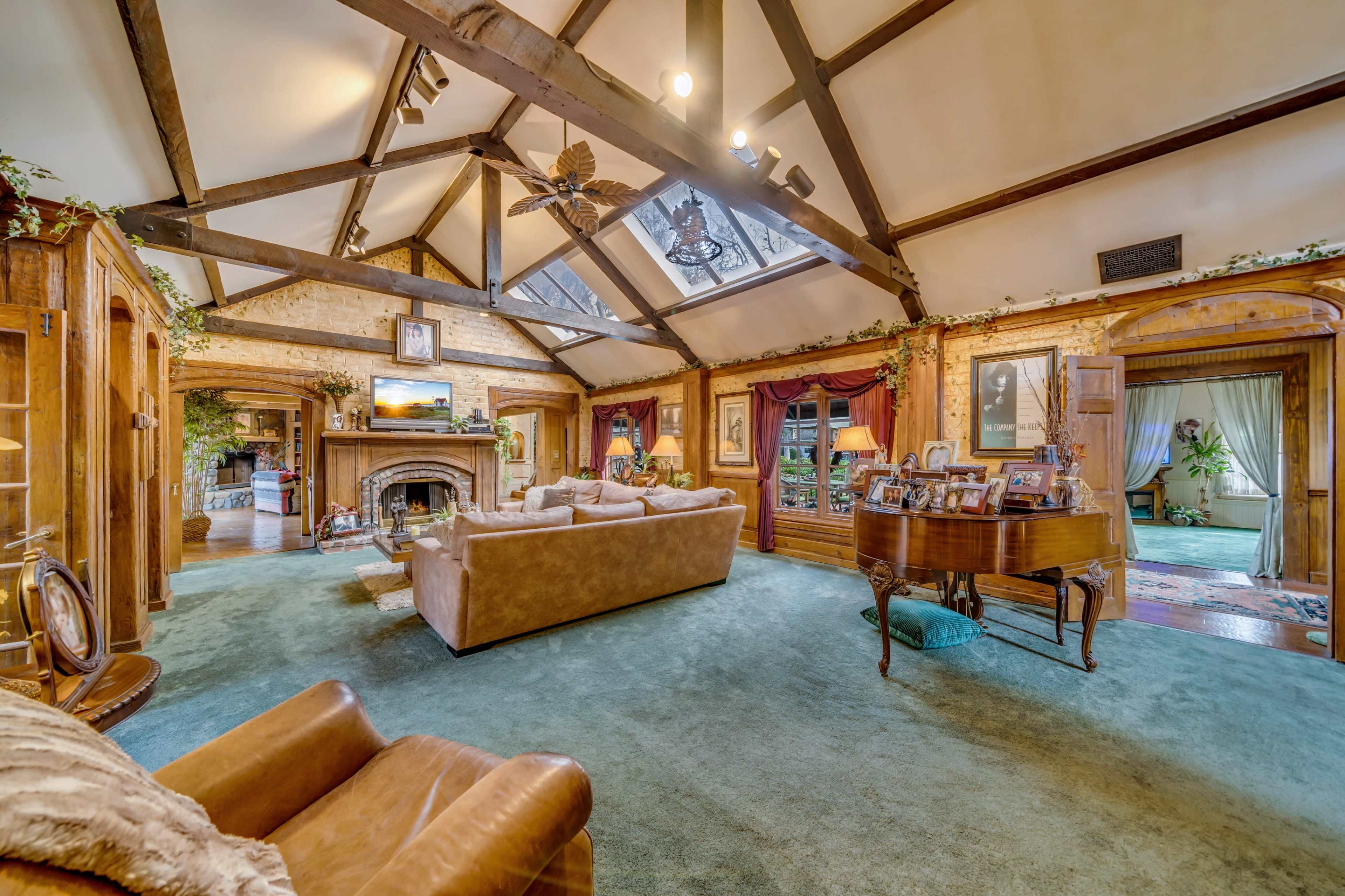 MAGICAL VALLEY VENUE: PERFECT FOR PRODUCTIONS Image in Valley Village, Valley Village, CA