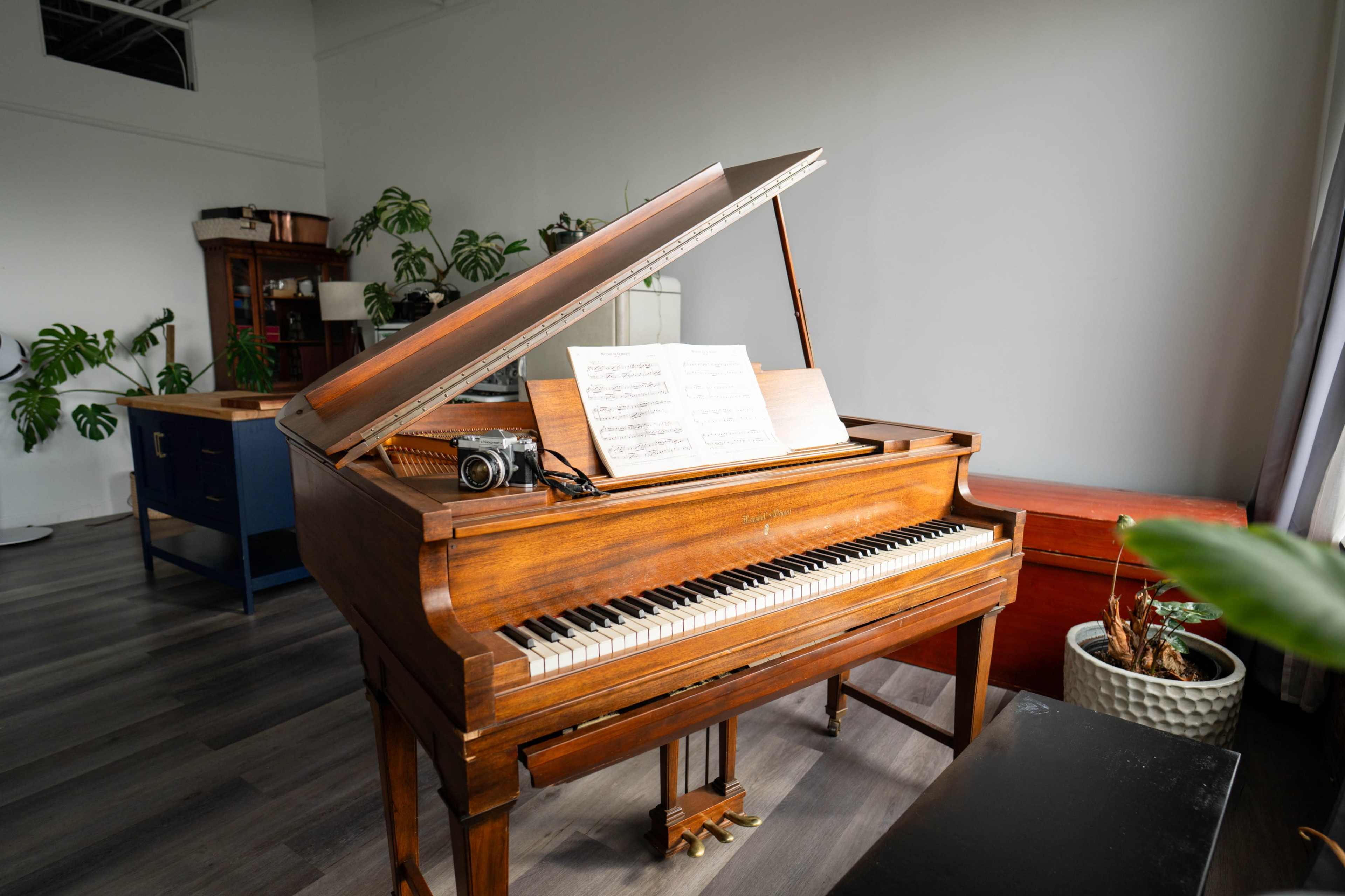 Convenient Urban Photography Studio with Large Windows Image in East Providence, Riverside, RI