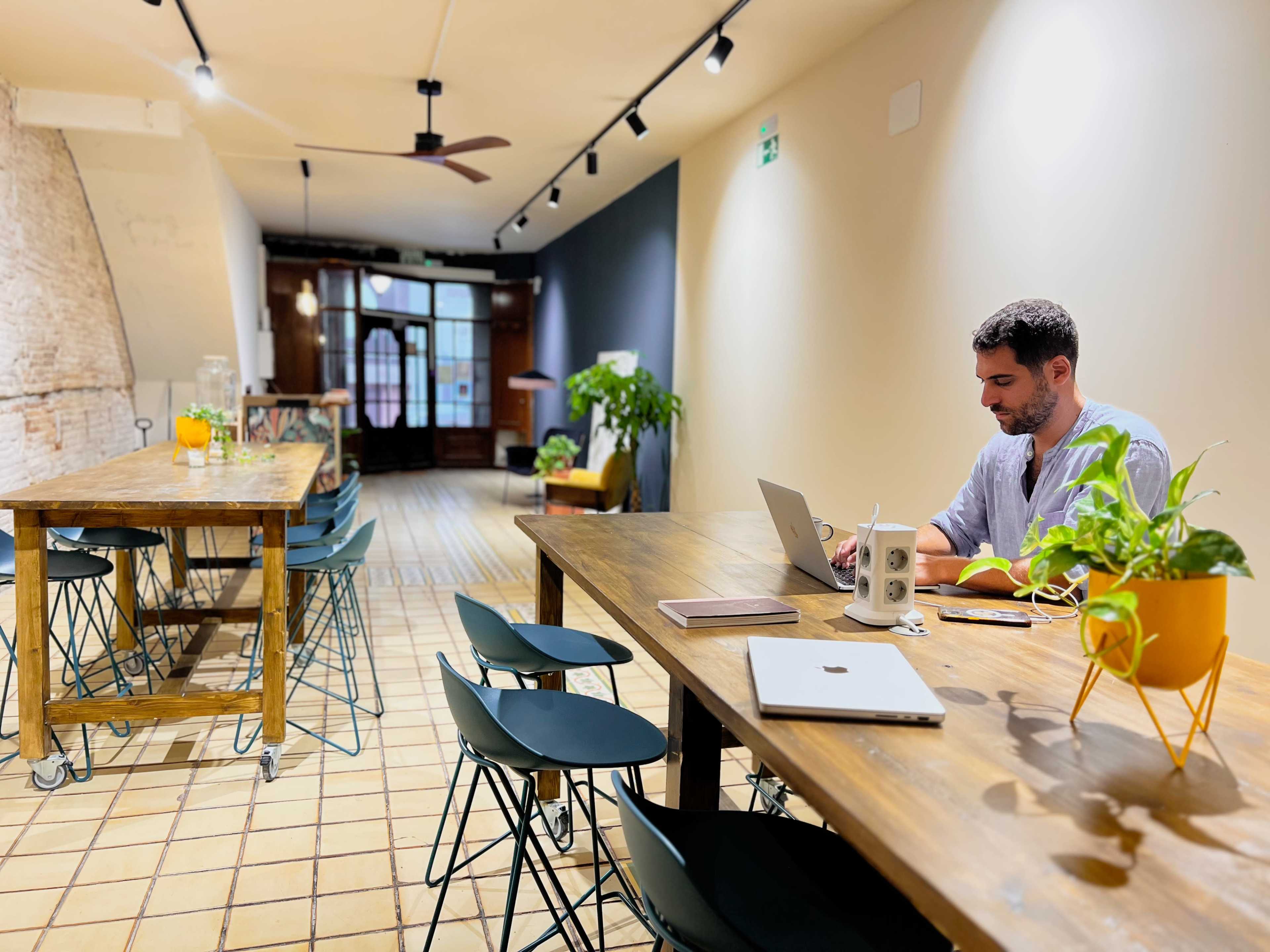 A 180m2 workshop & community space, yoga shala, and café lounge, perfect for co-working, meetings, events, workshops, photoshoots, and more, just steps from the train Sitges station. Imagen en , Sitges, B