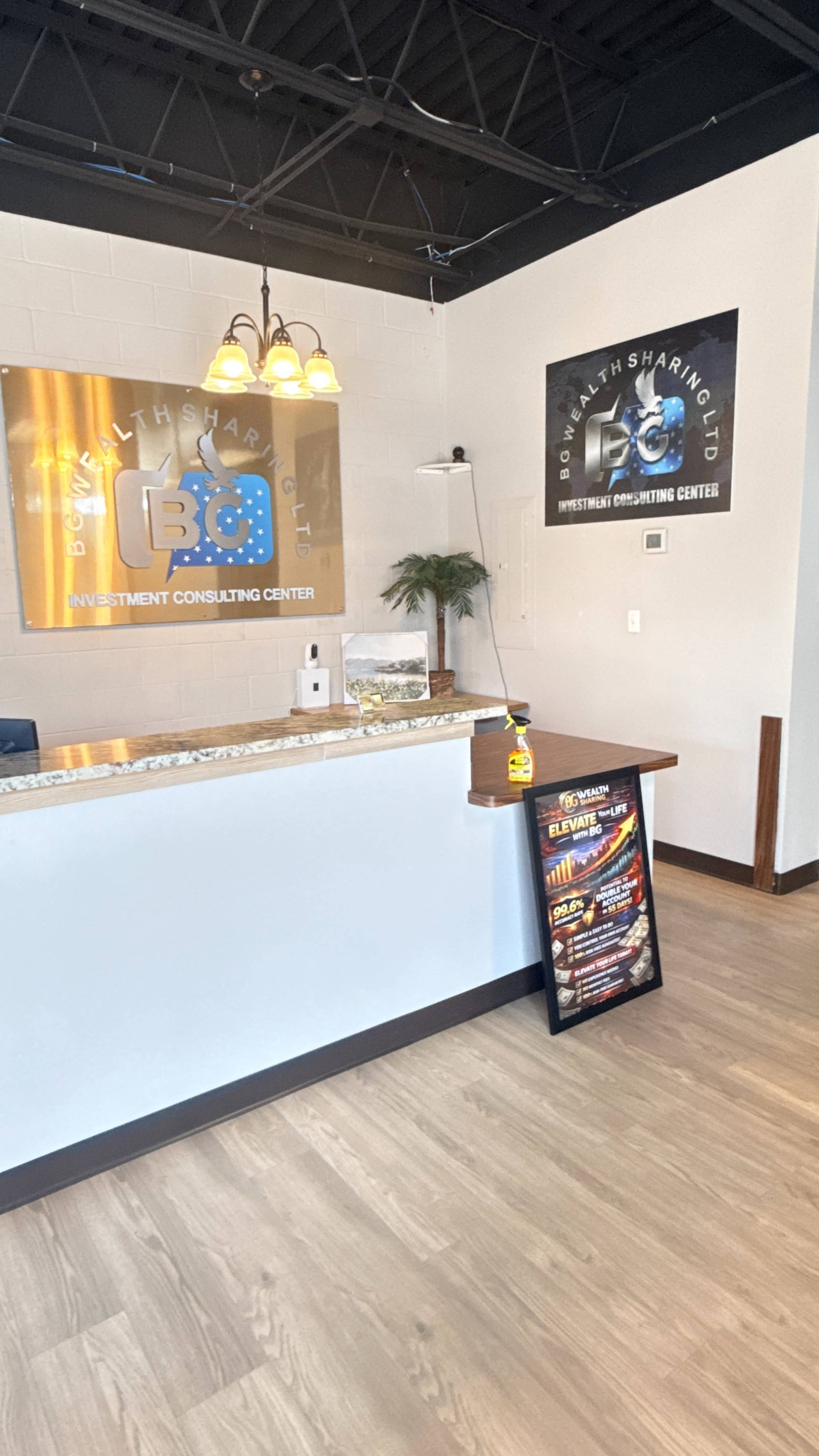 The image shows the interior of an investment consulting center with a reception desk, a plant, and signage on the walls.