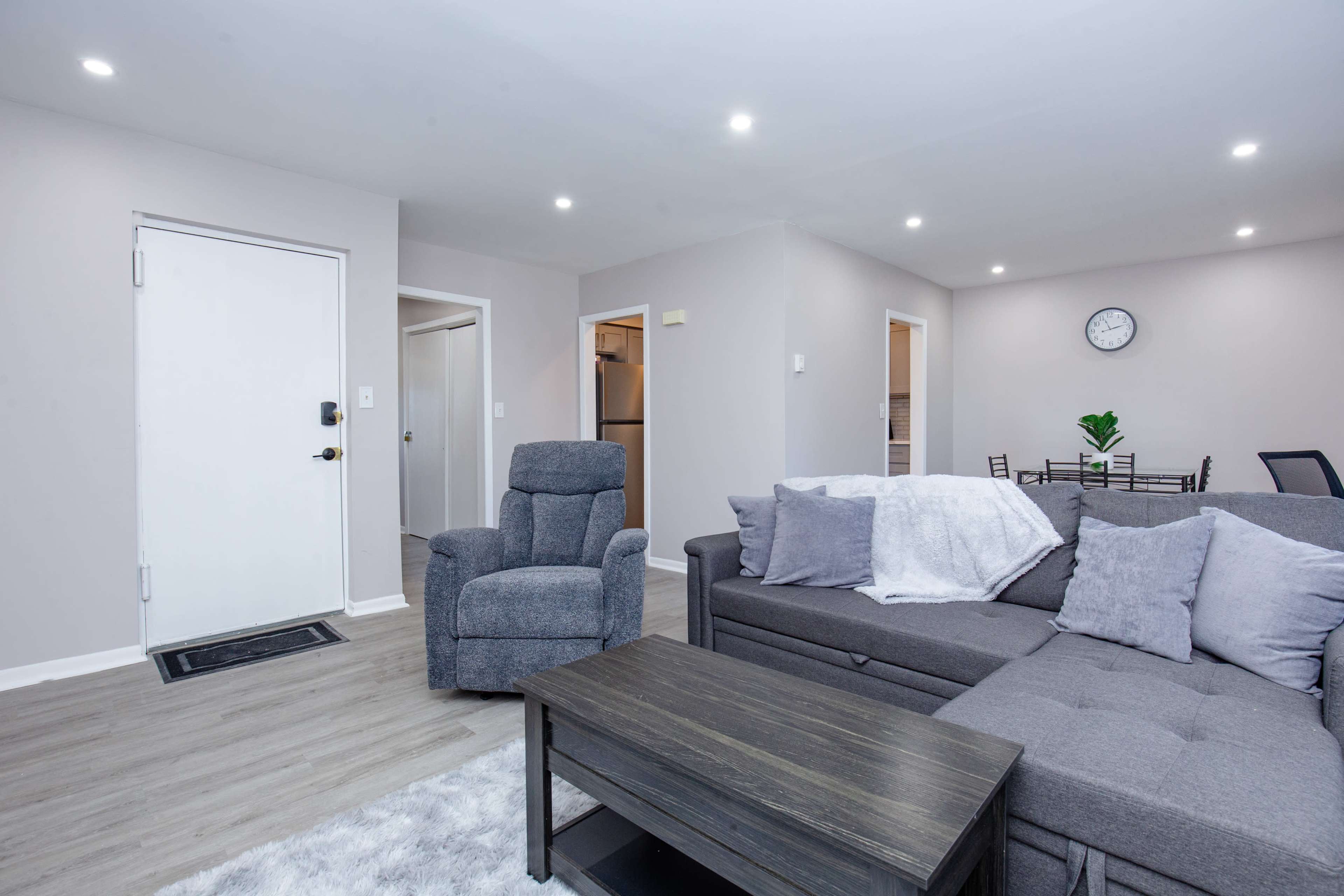 Cozy 2BR Home | 30 Min NYC | Yard + Free Streaming Image in East Orange, East Orange, NJ