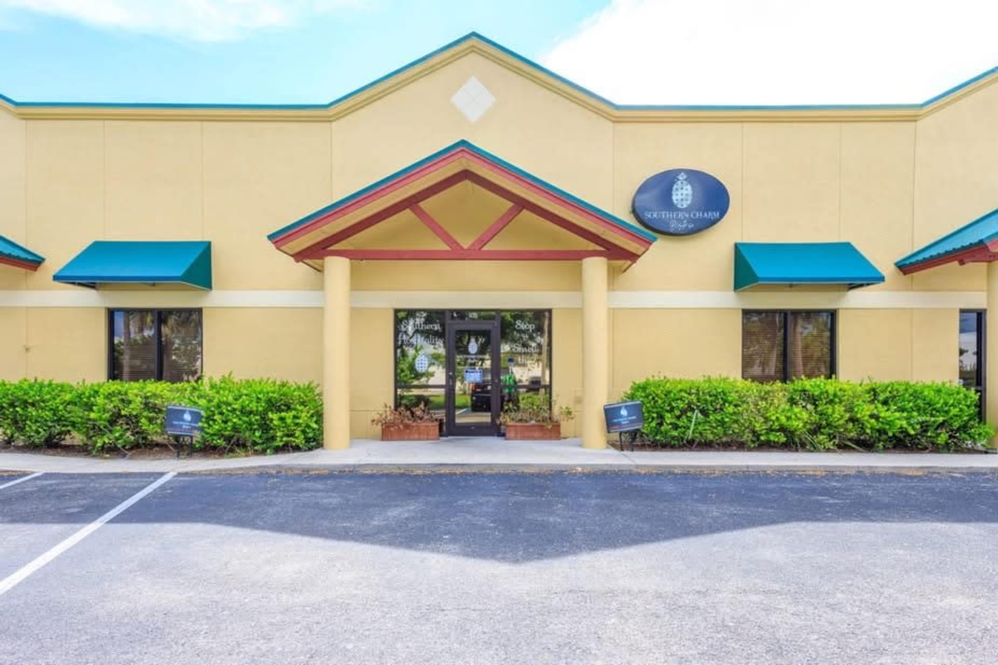 Full Service Restaurant Image in Pine Manor, Fort Myers, FL