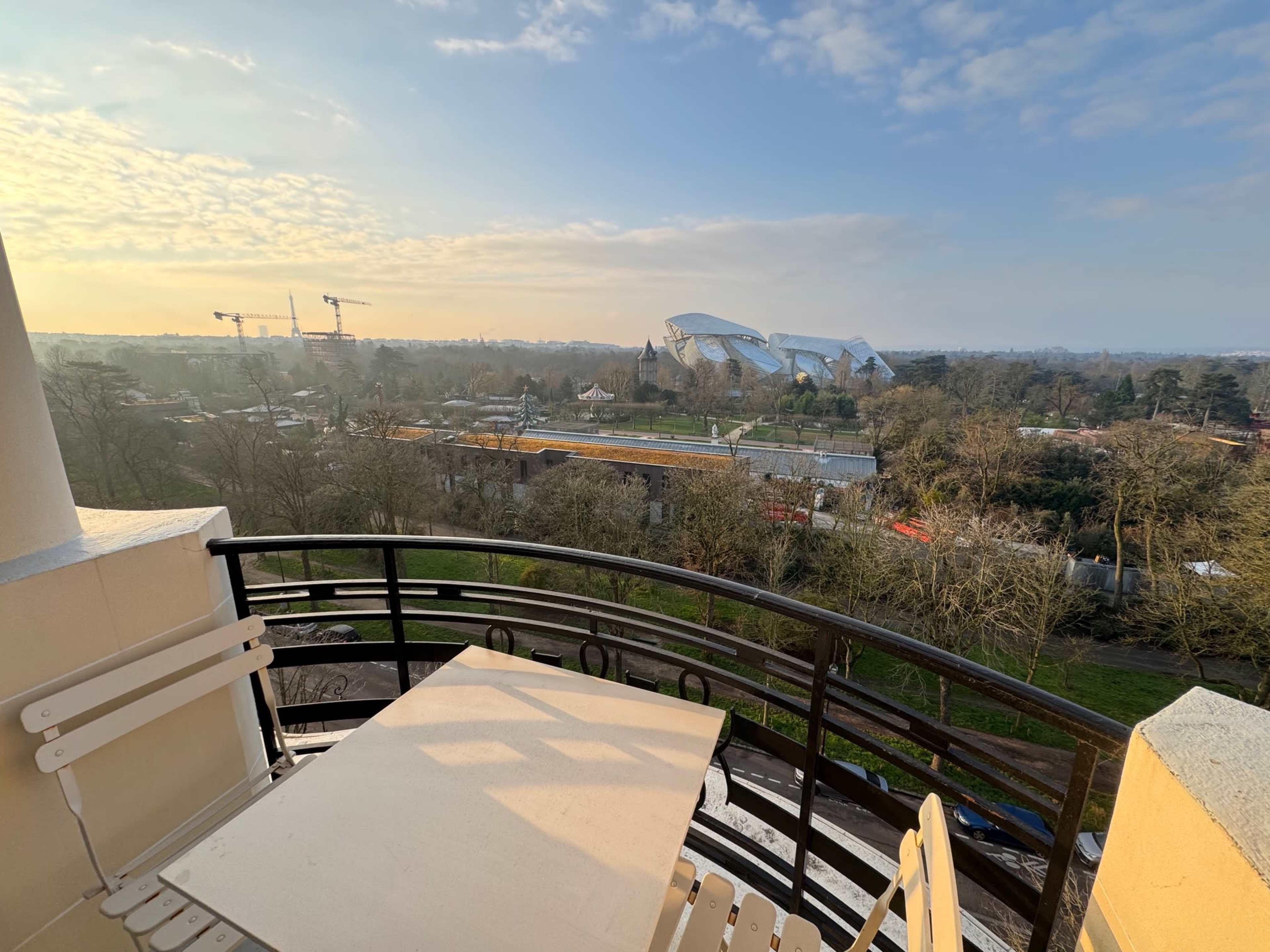 Appartement élégant et chic, avec vue sur les Bois de Boulogne et la Fondation LV Image in NAP, Neuilly-sur-Seine, 
