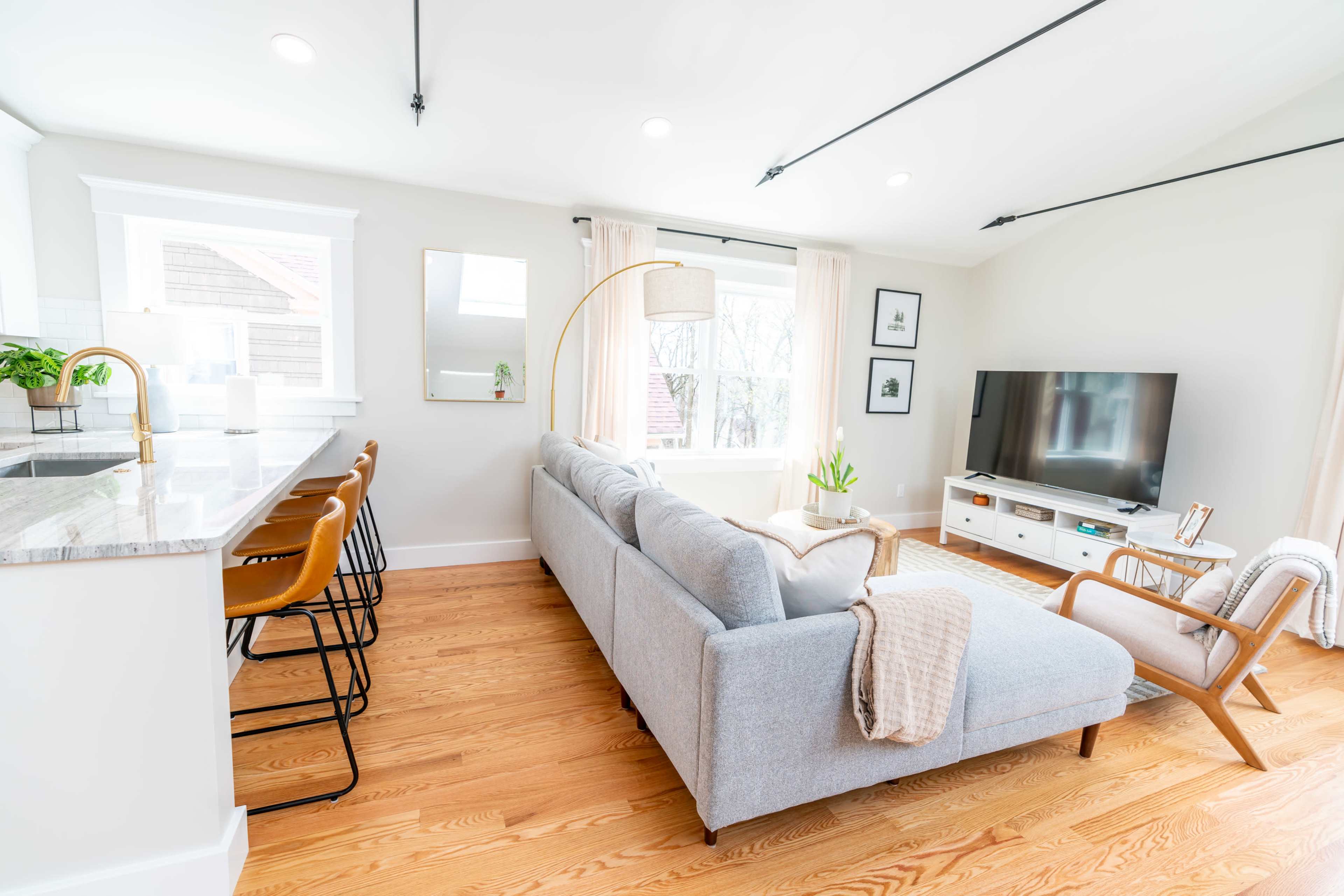 Starlight: Beautiful third floor apartment. Tons of natural light! Image in Prospect Hill Historic District, New Haven, CT