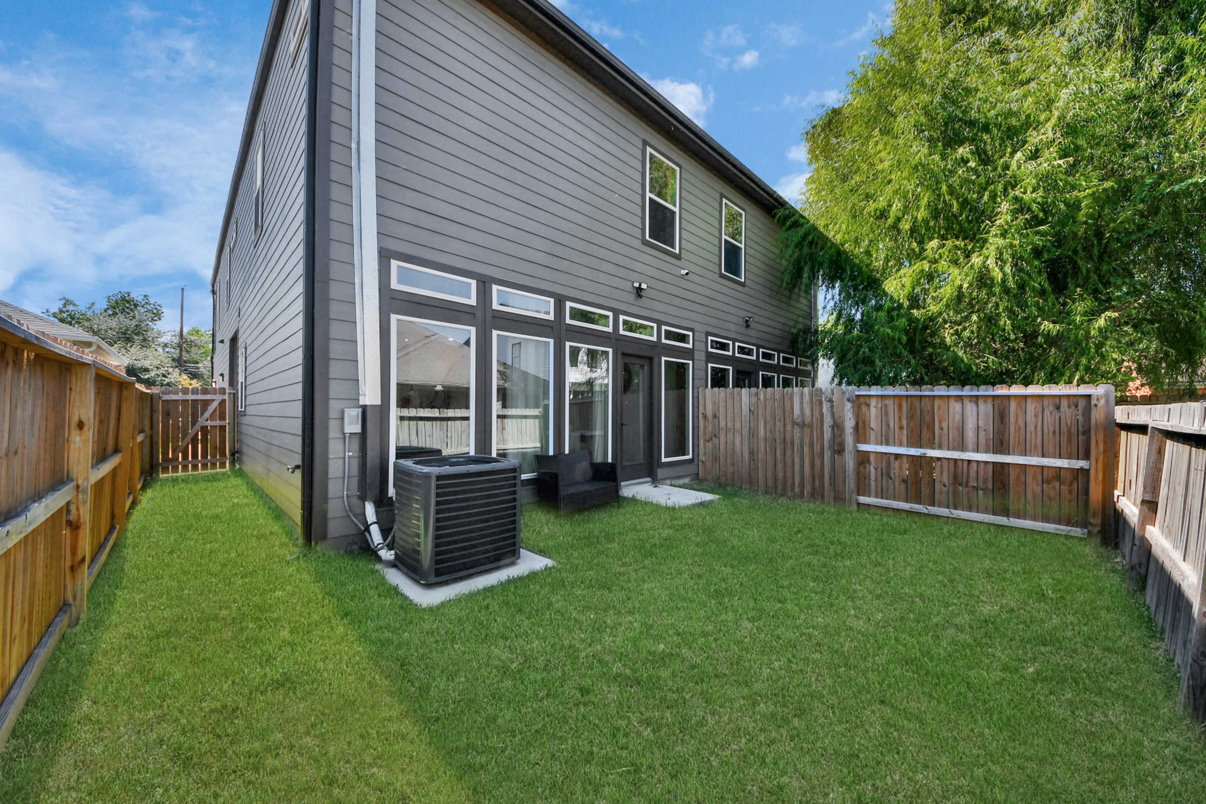 Contemporary Houston Space w/ Chef’s Kitchen + Stylish Living Area — Content Ready Image in Sunnyside, Houston, TX