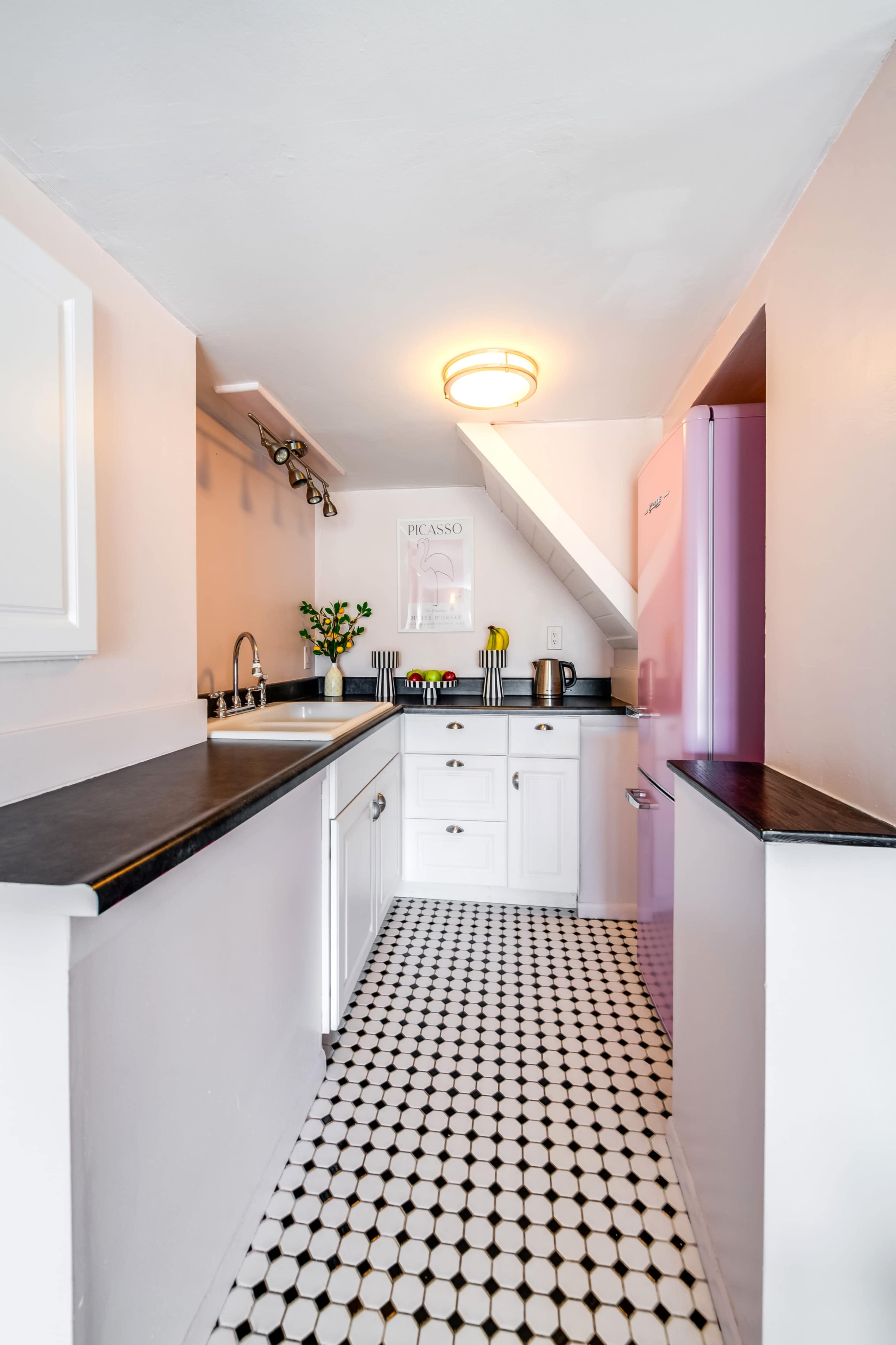 Hilltop apartment with view, vintage bathroom Image in Adams Hill, Glendale, CA