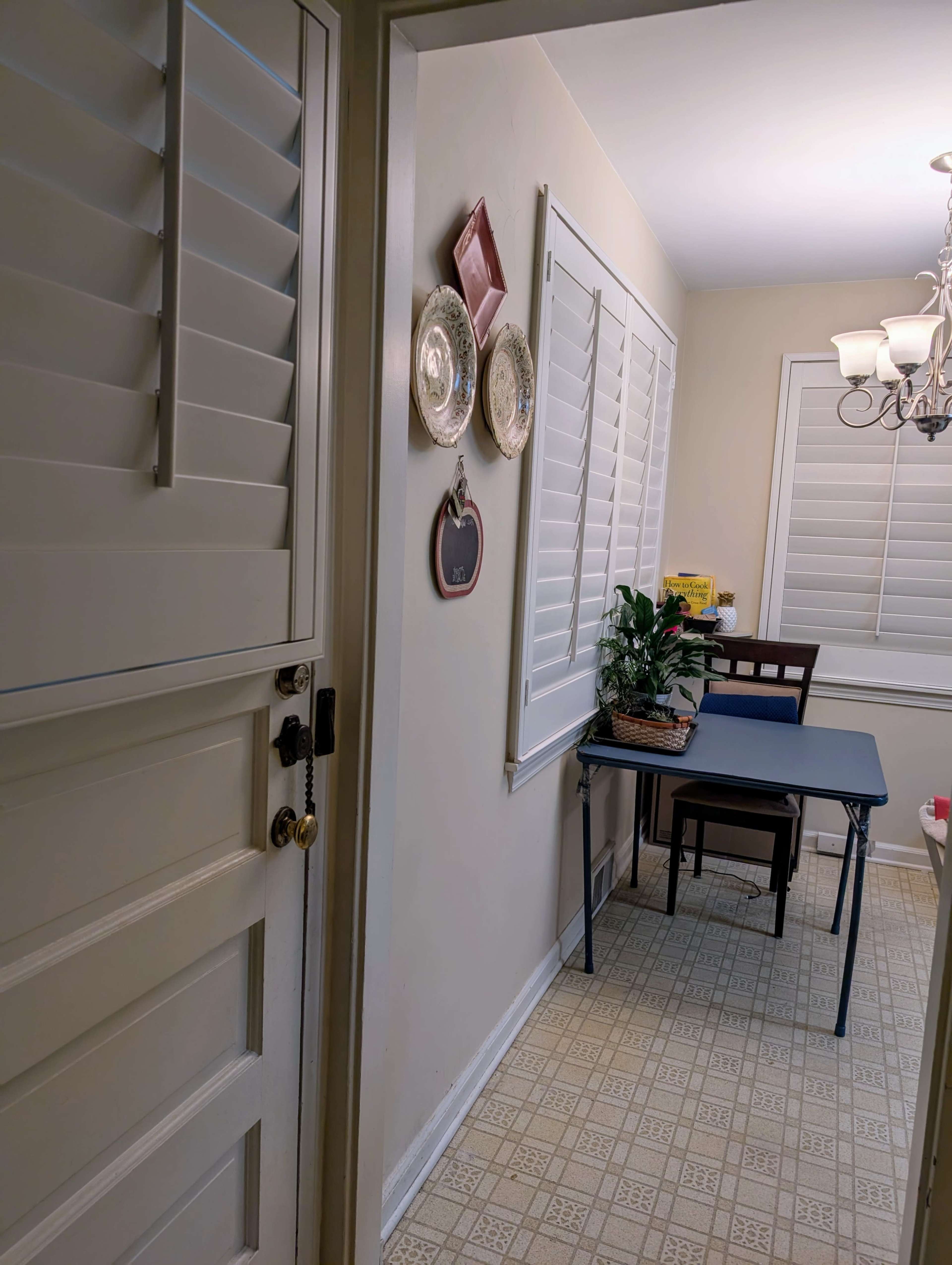 Surban corner lot home. Large living space, basement with bar. Image in Niles Township, Skokie, IL