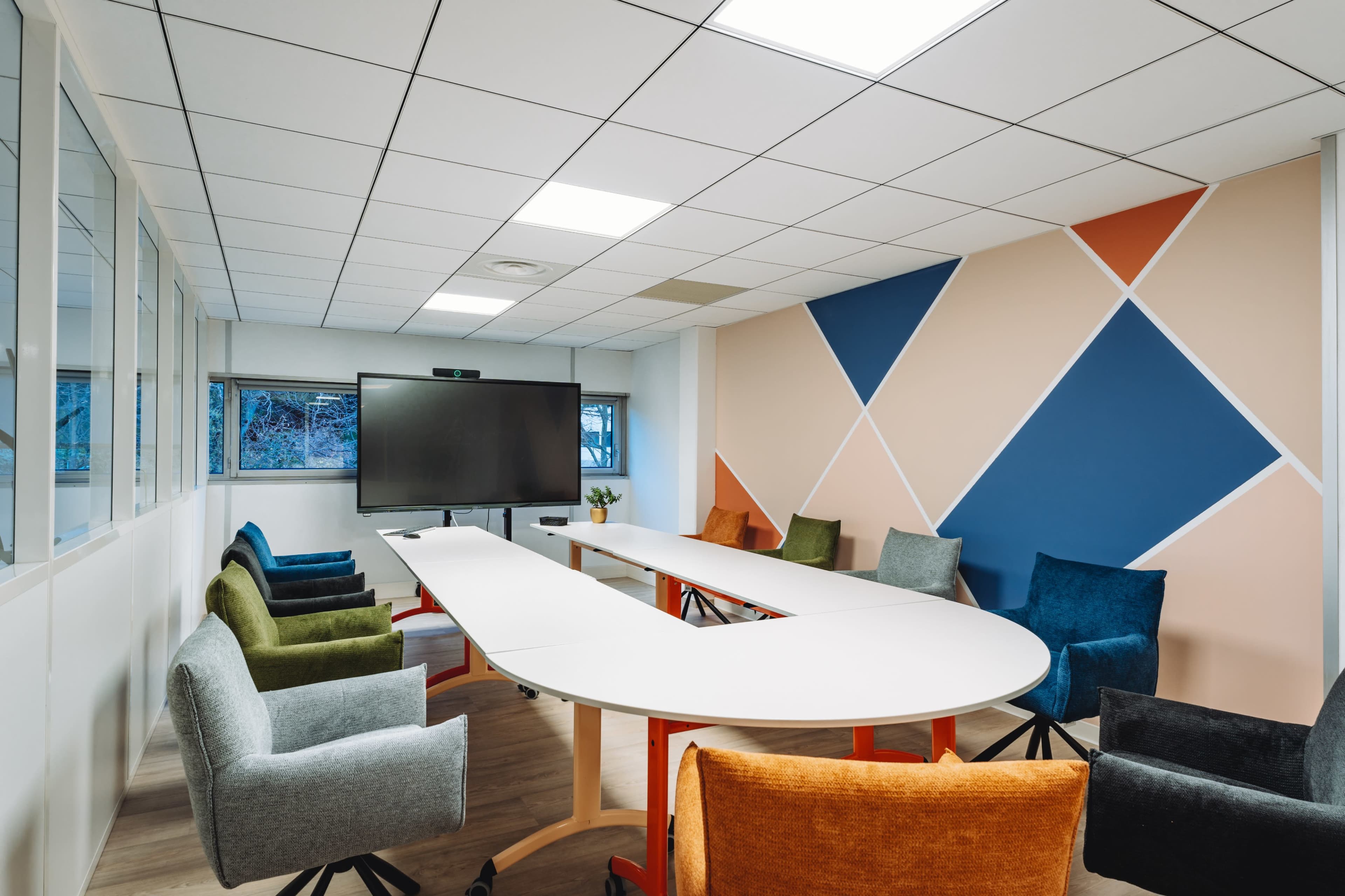 Salle de Réunion en périphérie Nîmoise avec lumière naturelle et écran tactile de 96" Image in Costières, NIMES