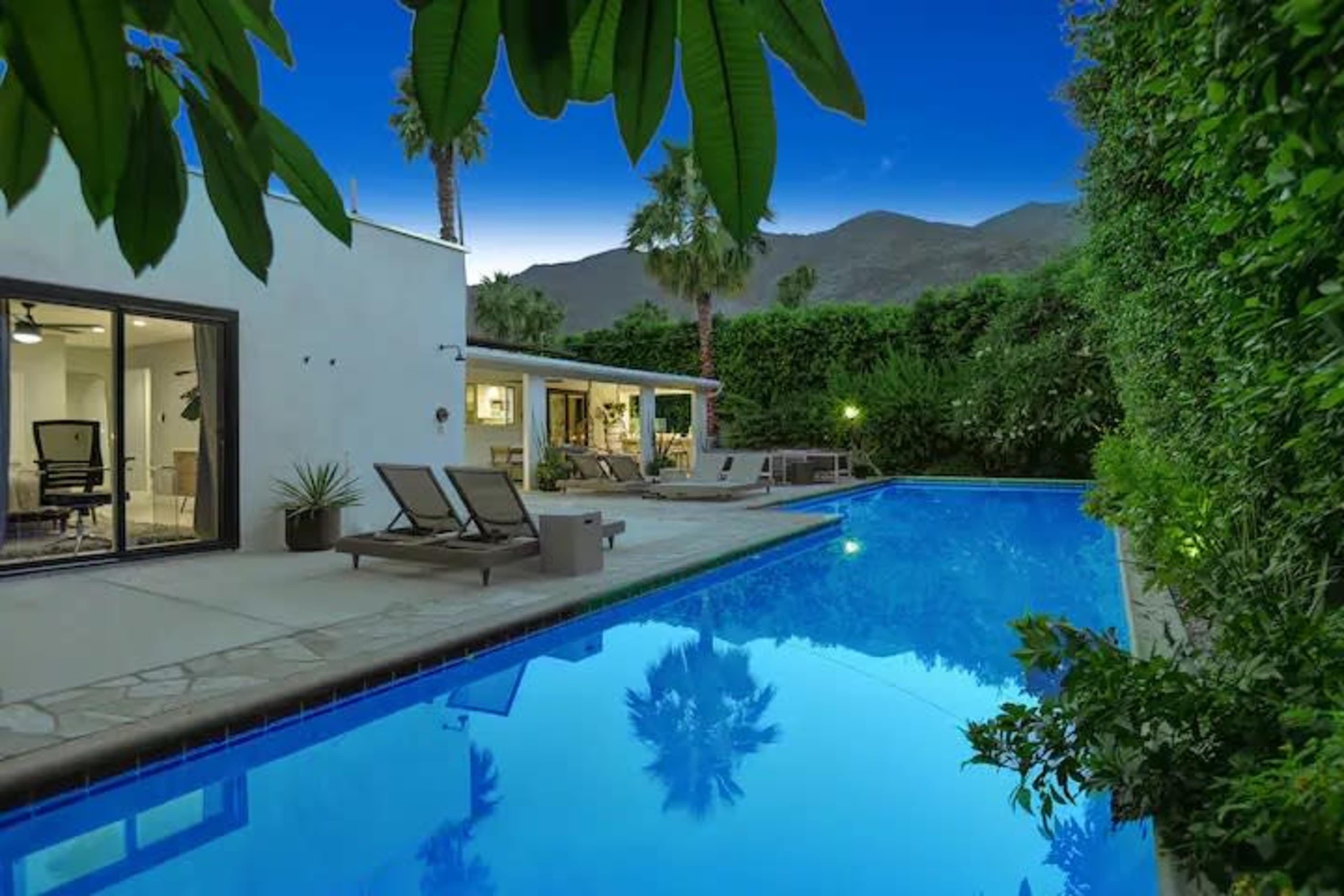 Centrally-located bungalow + Pool + Gym Image in Tahquitz River Estates, Palm Springs, CA