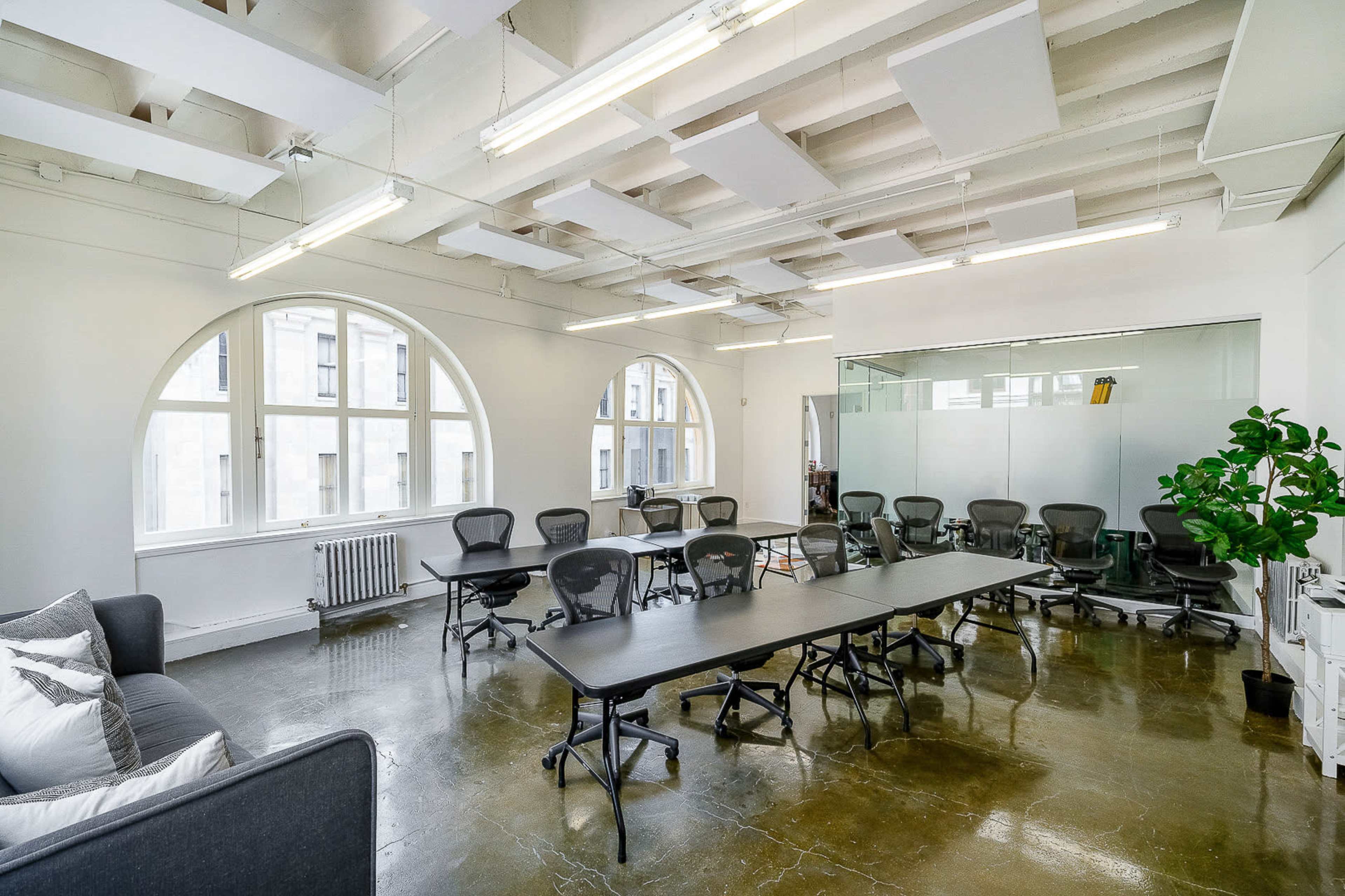 Bright & Spacious Private Corner Room in Historic Building – Huge Windows & High Ceilings Image in SoMa, San Francisco, CA