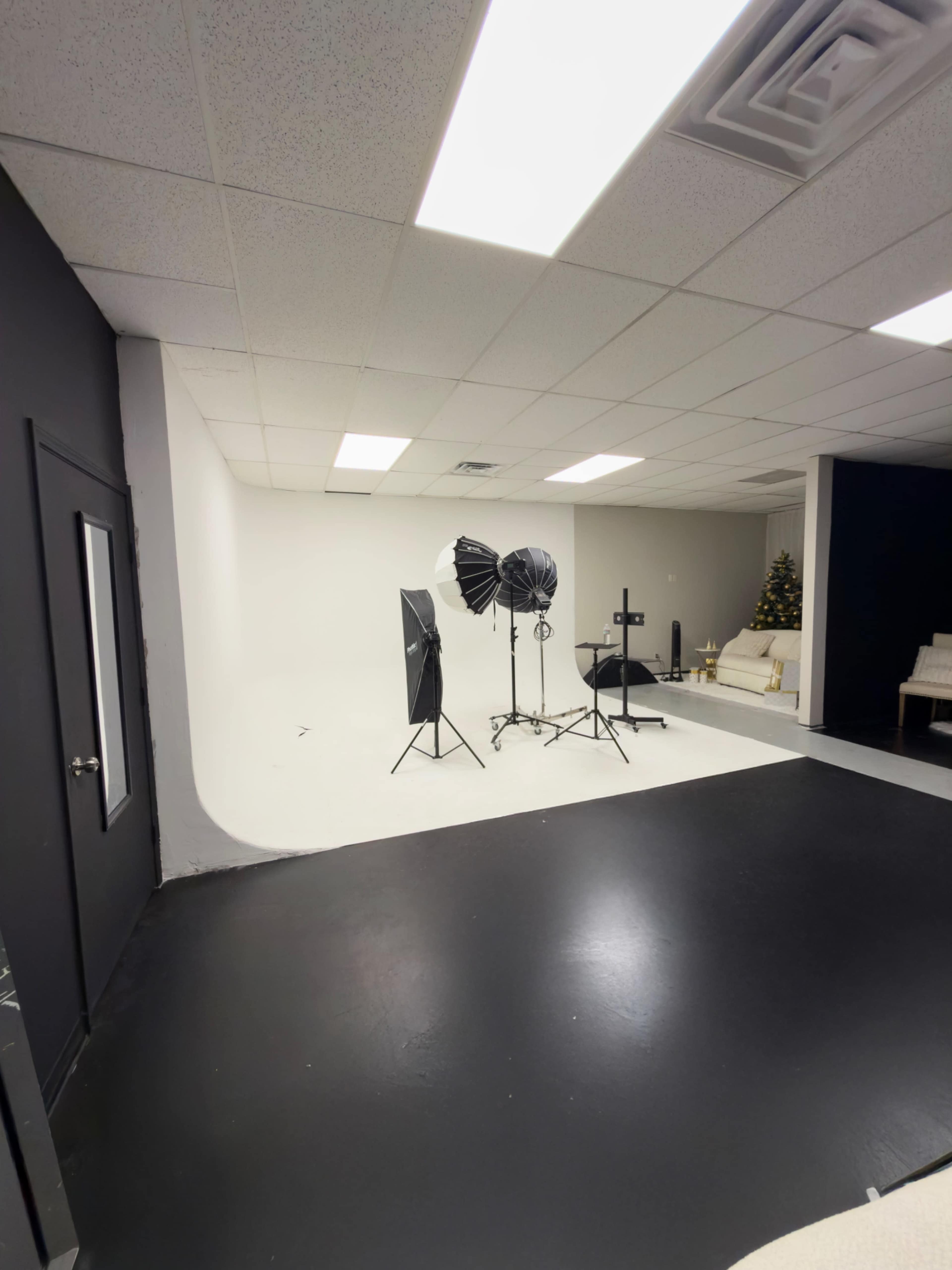 Modern Creative Studio in Houston’s Galleria District Image in Gulfton, Houston, TX