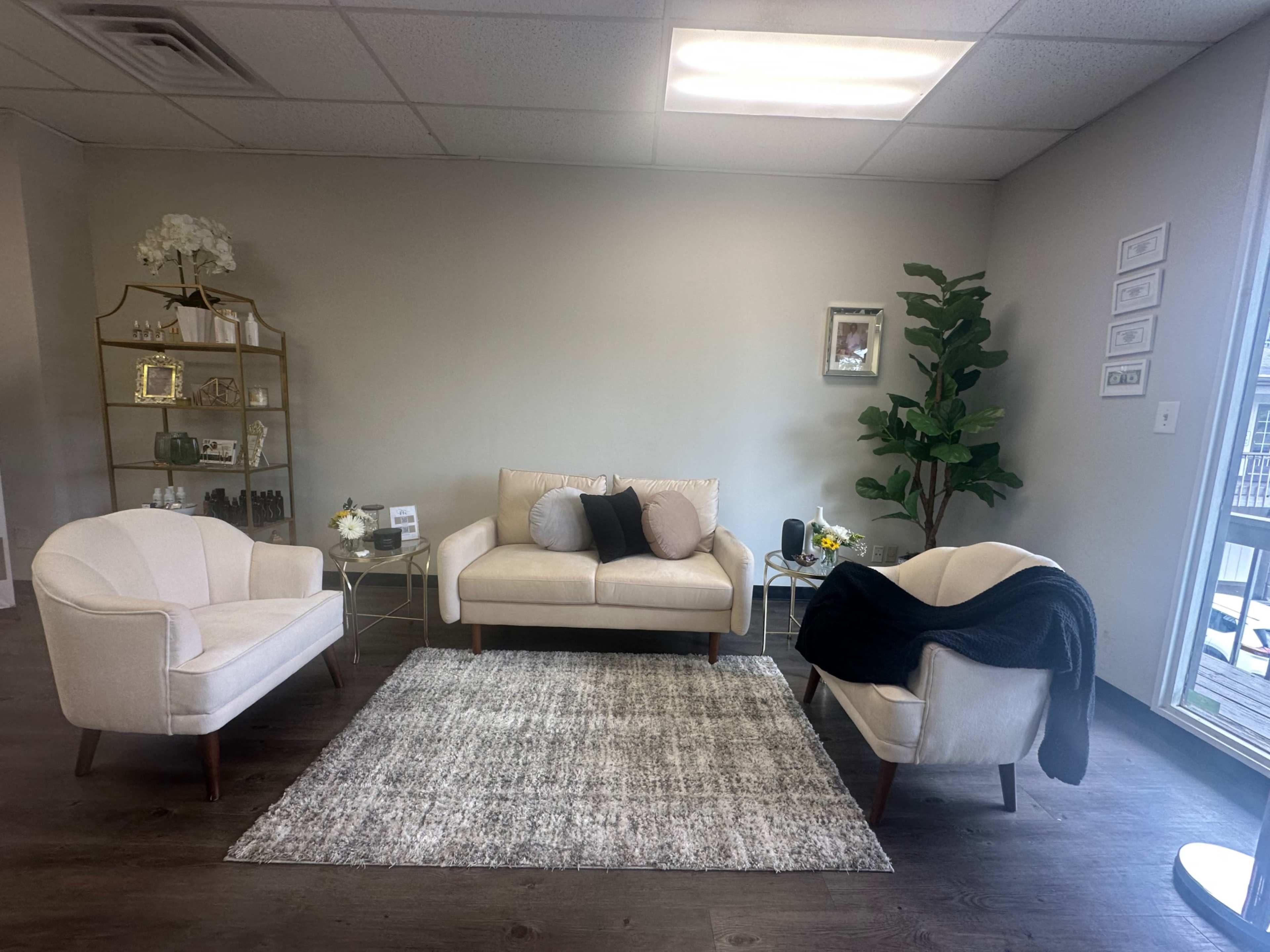 Spacious & Simplistic Salon Space Image in Sandy Springs, Sandy Springs, GA