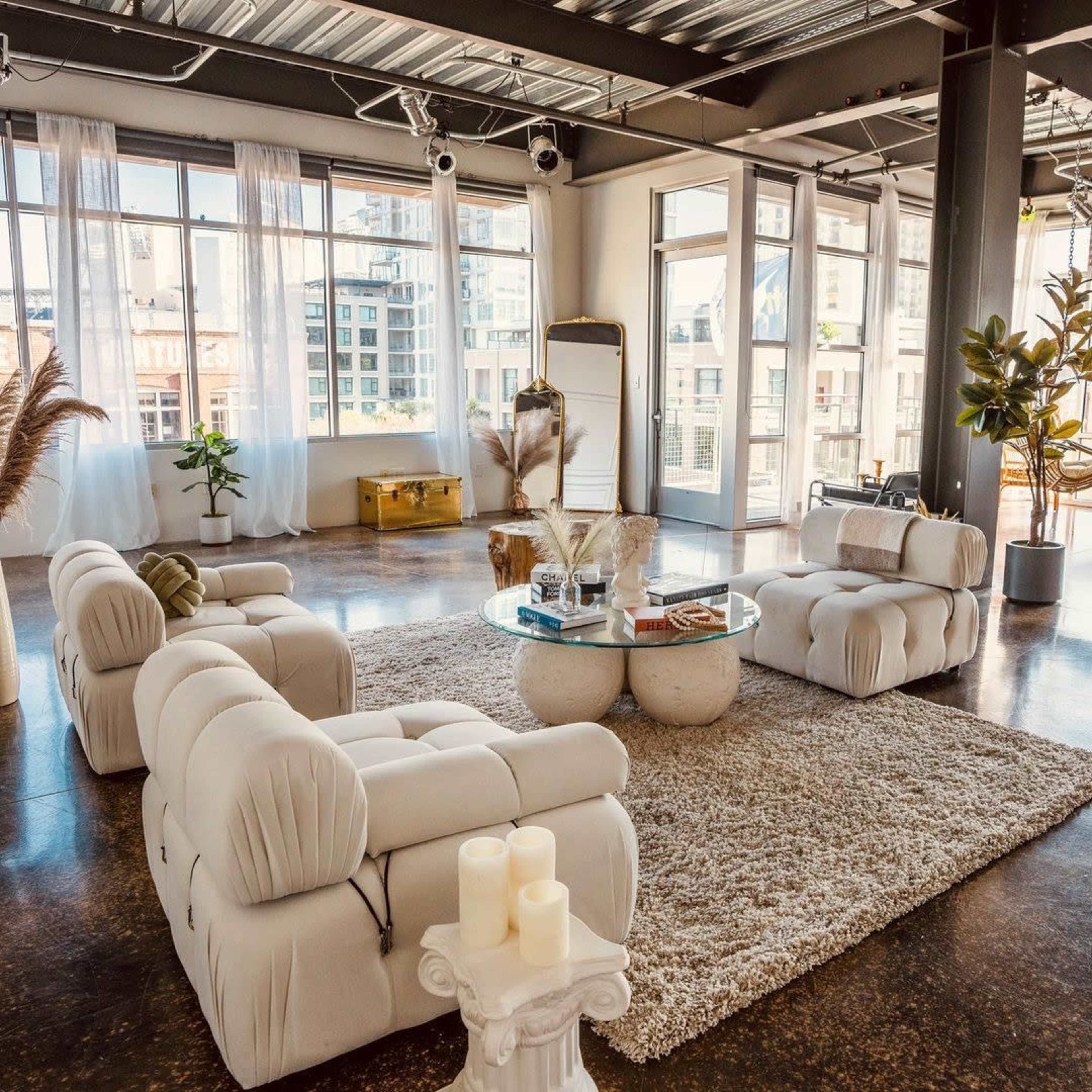 HENDO Loft | Beautiful Natural Light Loft with Panoramic Views