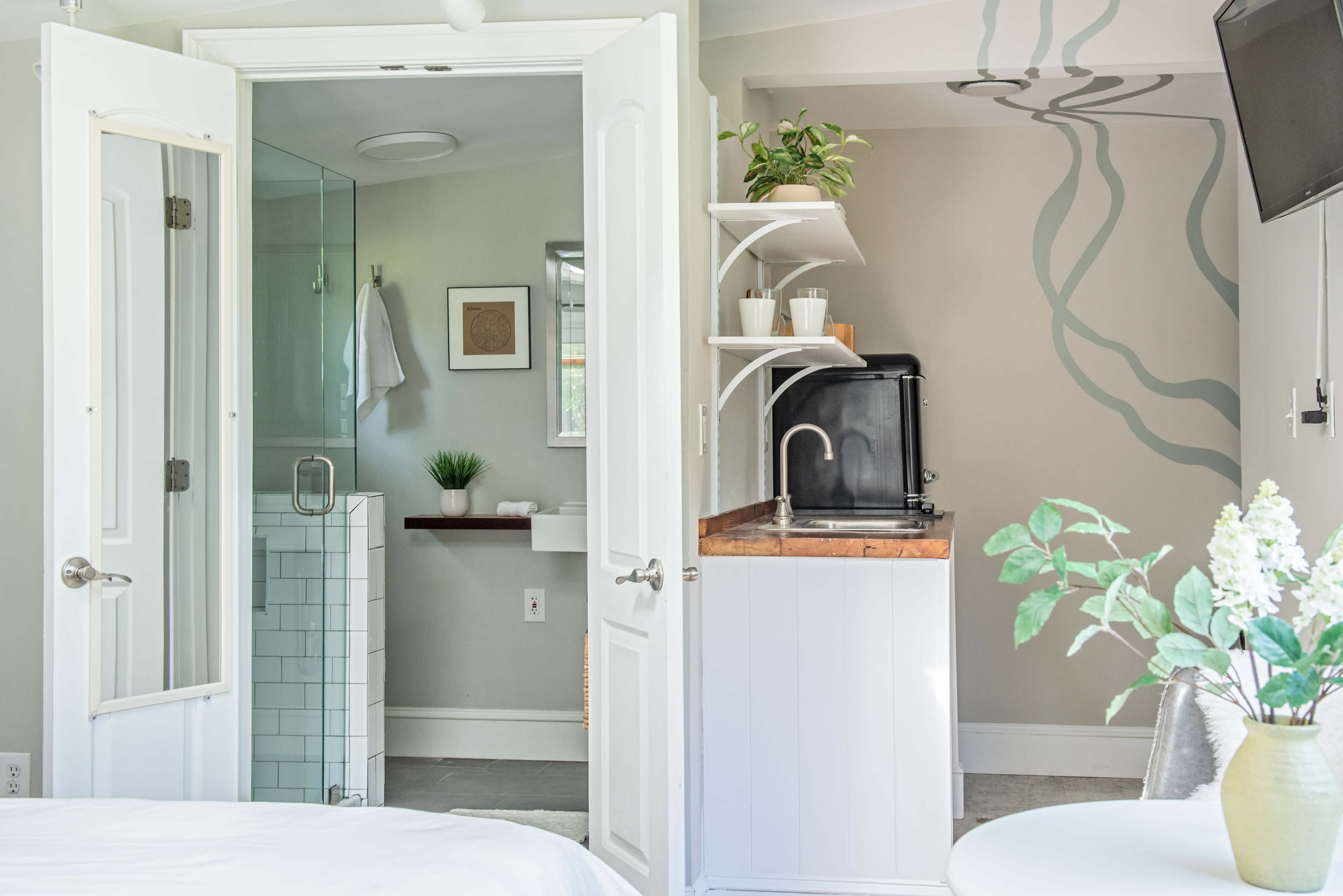 Ursa Minor - Bright, Tiny Designer Carriage House Image in Cabbagetown, Atlanta, GA