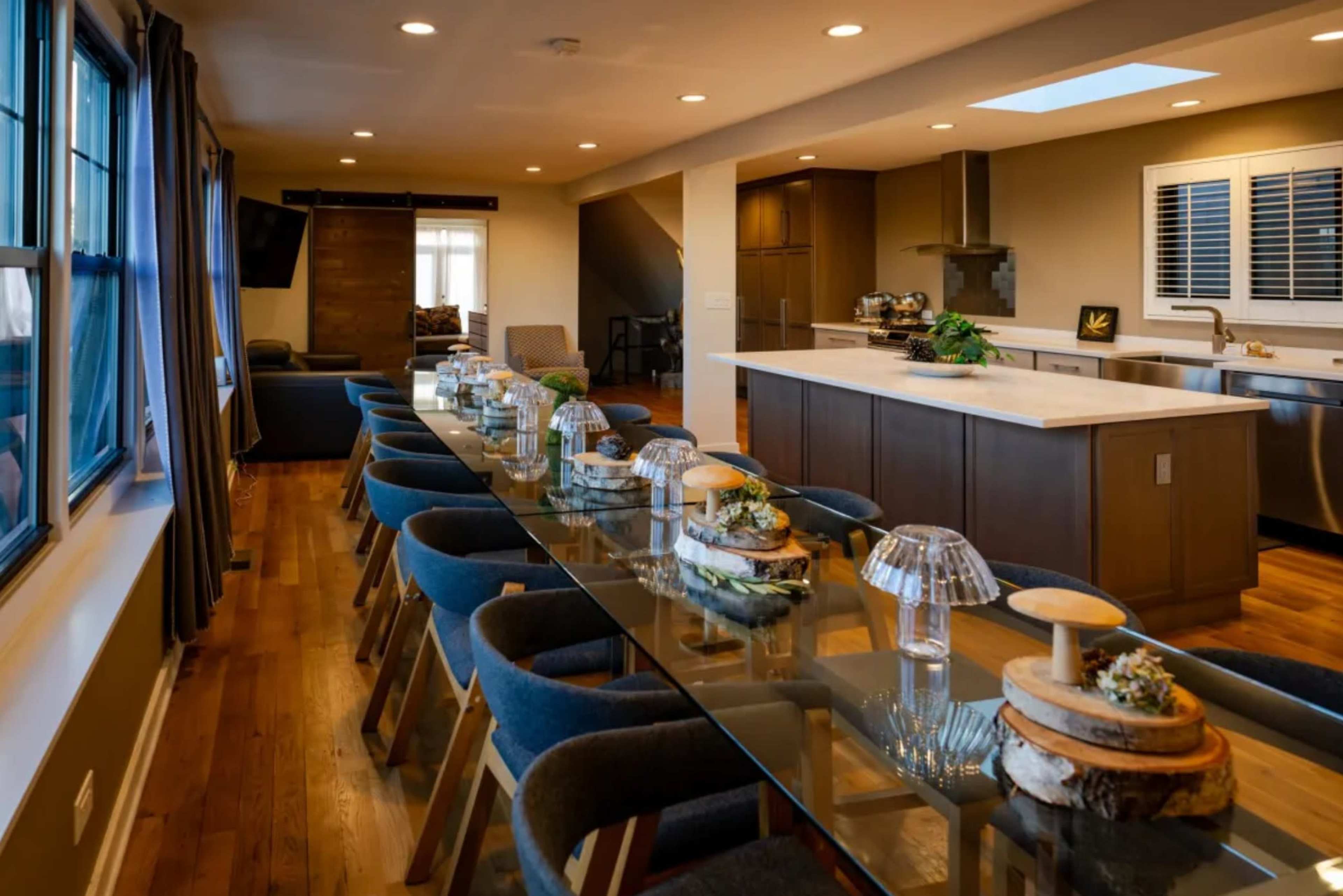 2nd Floor Dining Room with Skyline View Image in Bucktown, Chicago, IL