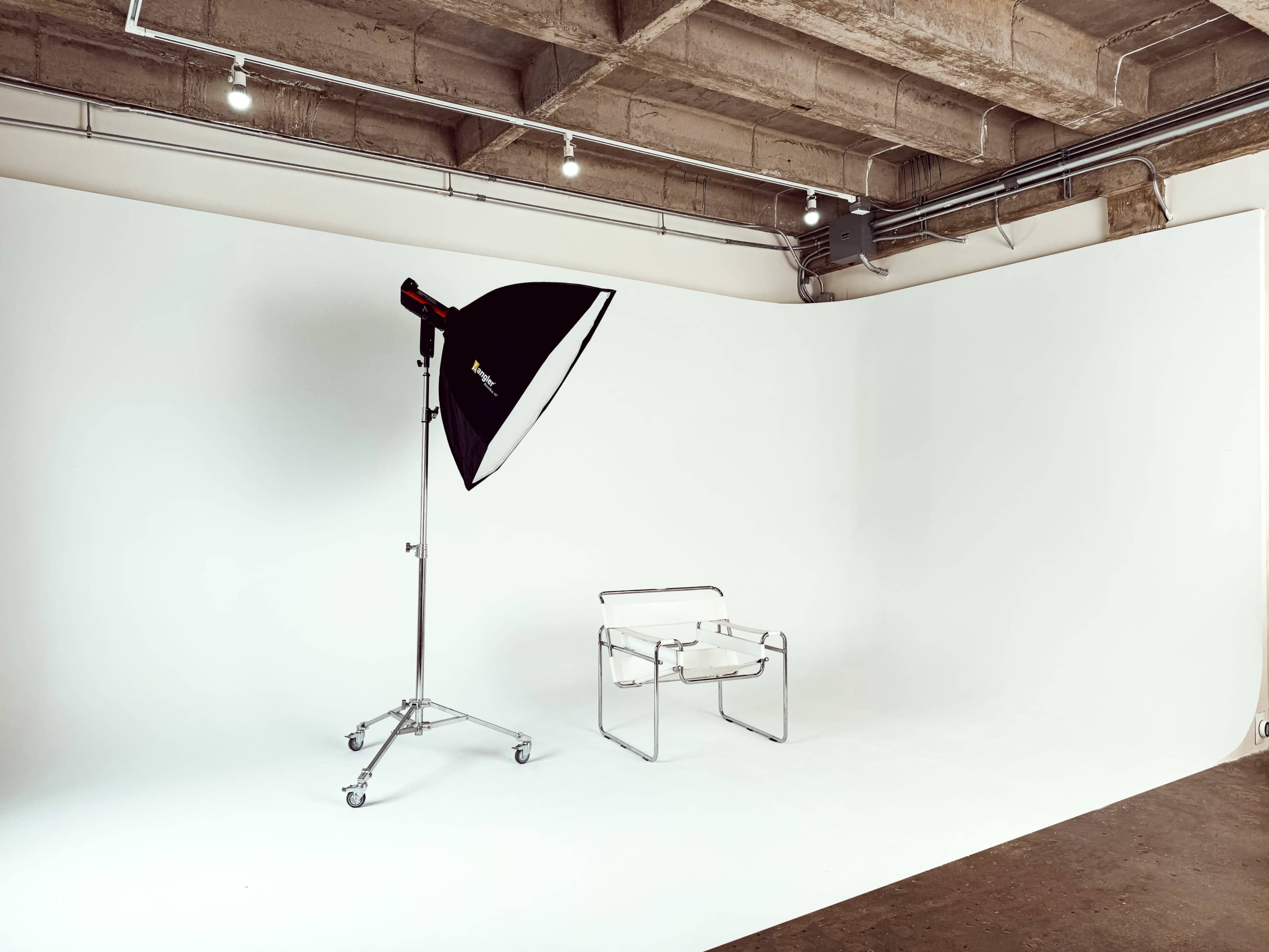 West Hollywood Photo/Video Studio | White Cyc wall, Seamless Backdrop | Free Parking Image in Beverly Grove, Los angeles, CA