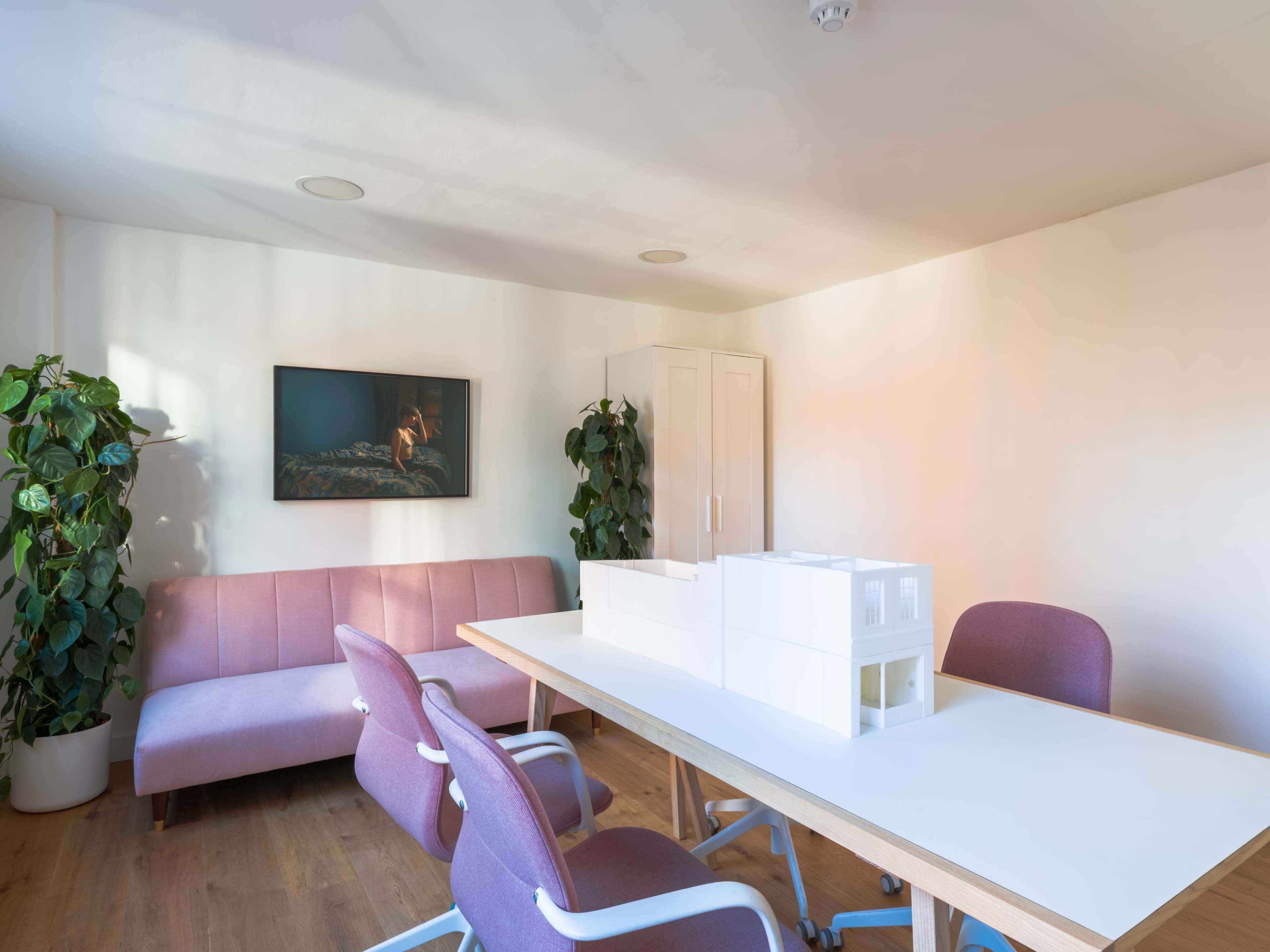 Large, Bright Gallery & Meeting Space Image in Holborn, London, ENG