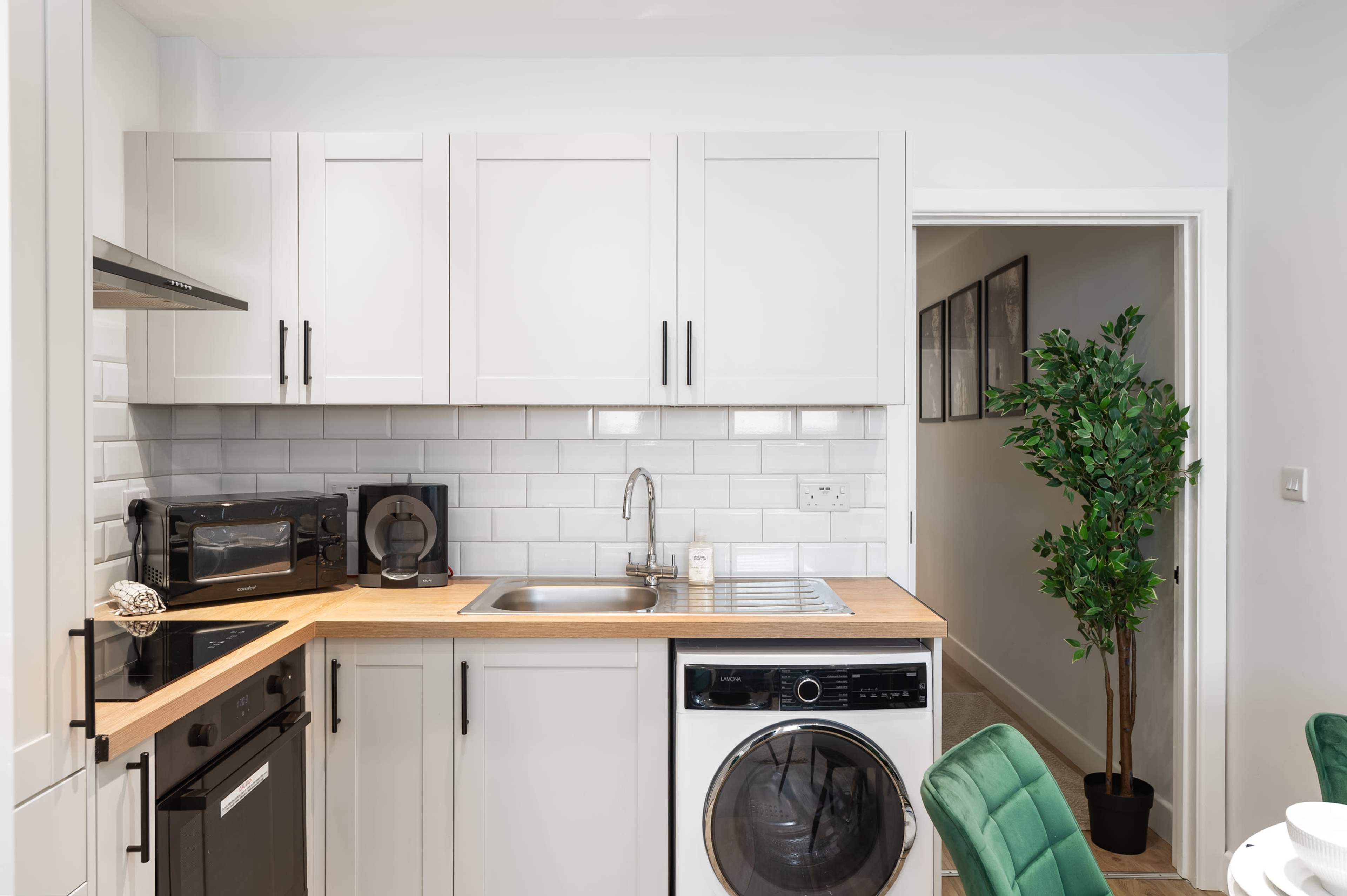 Modern stylish 2BR apartment, Clean look with hints of green decor Image in Finsbury Park, london, ENG