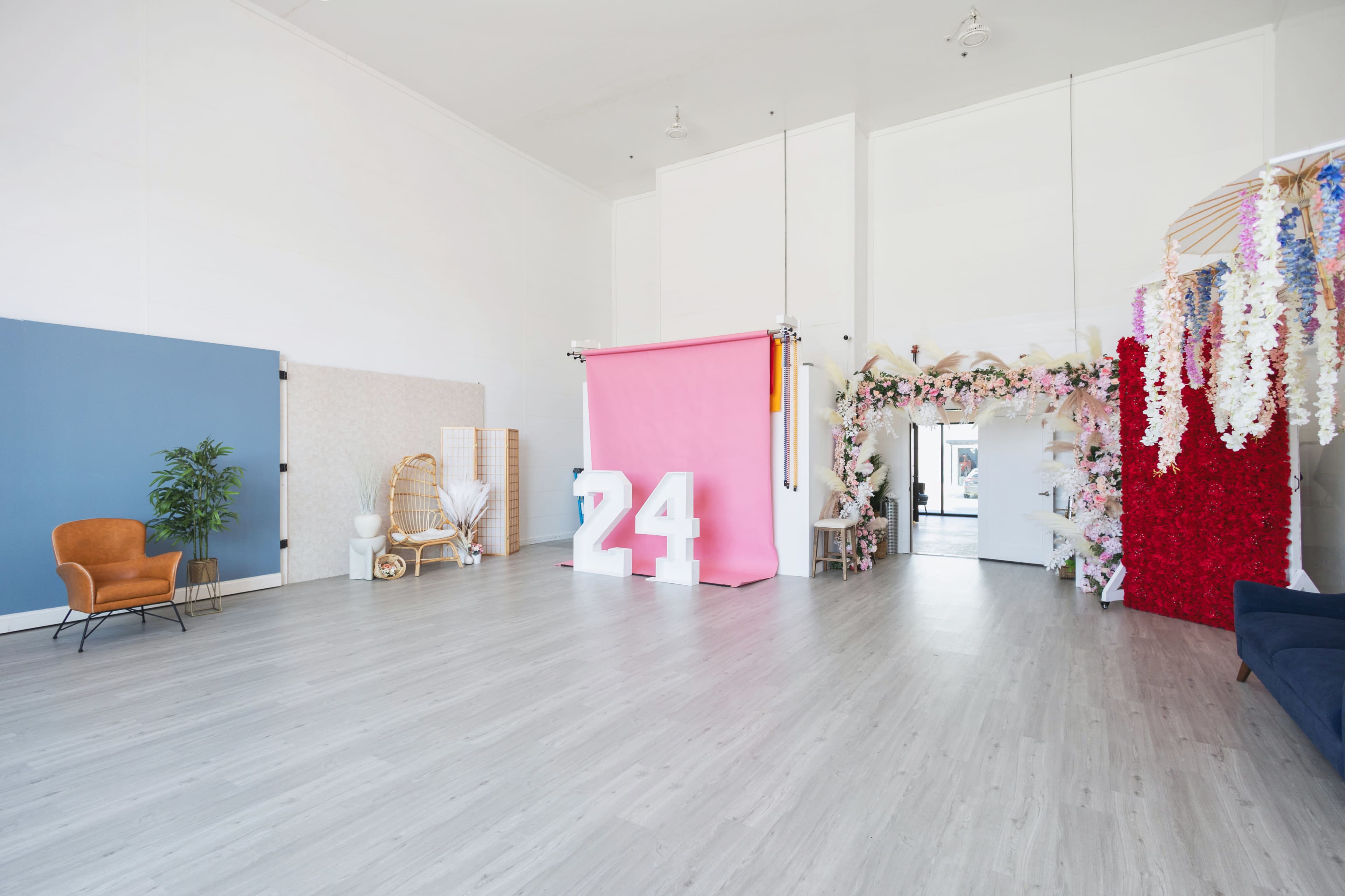 Creative Studio with Several Sets and Office Space in Plano for all Photo Needs Image in Plano, Plano, TX