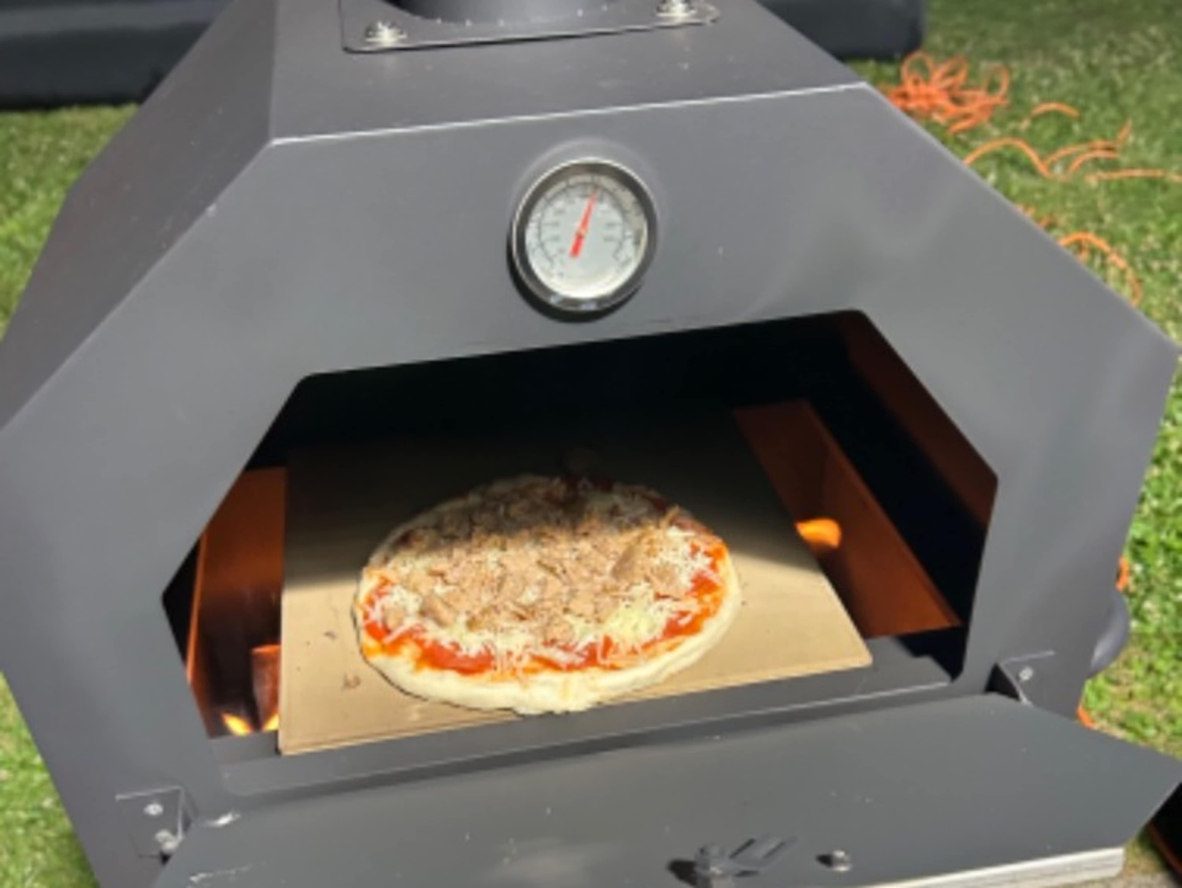 Outdoor pizza oven